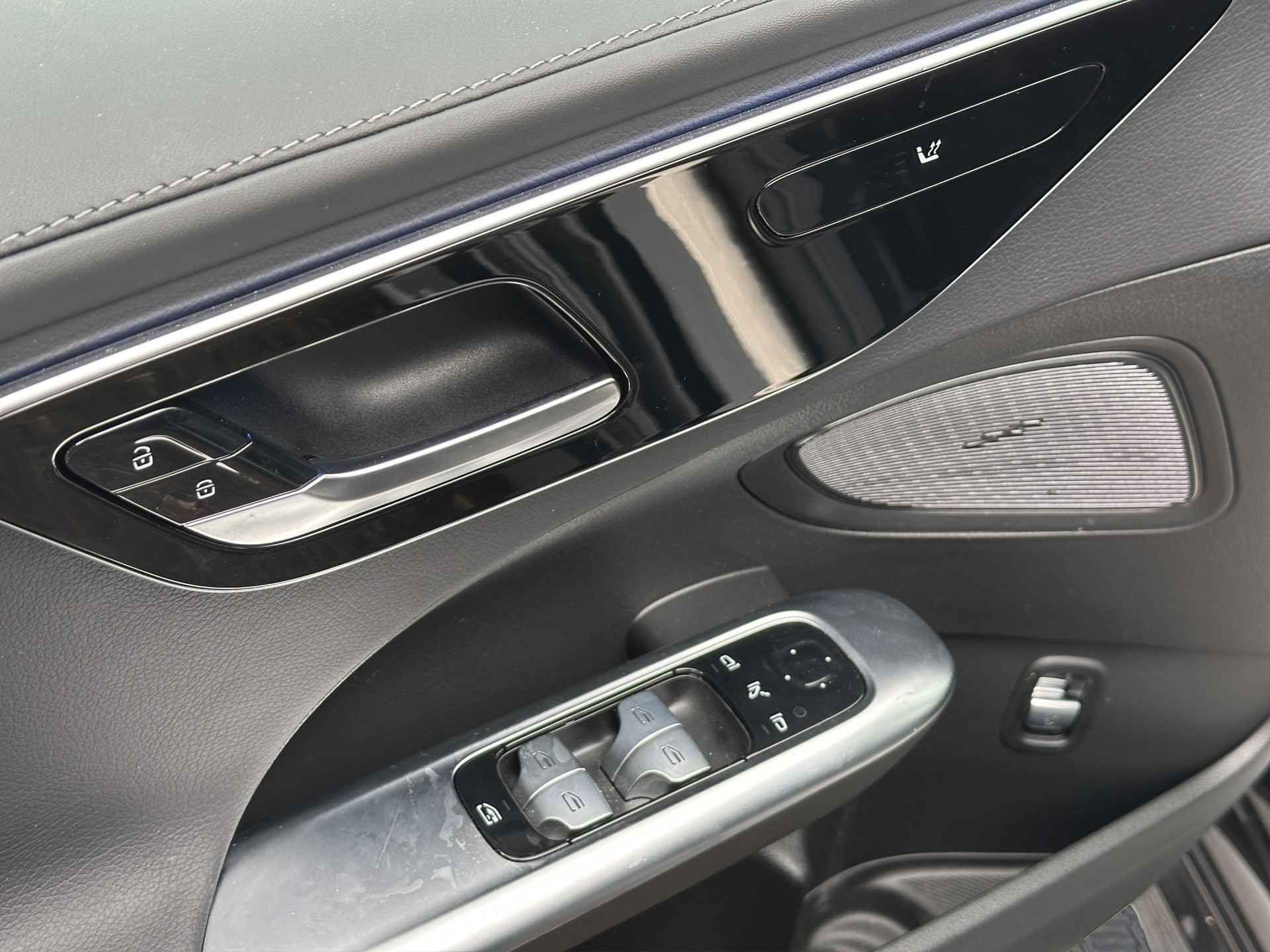 MERCEDES-BENZ C 220 d AMG Line-image-8