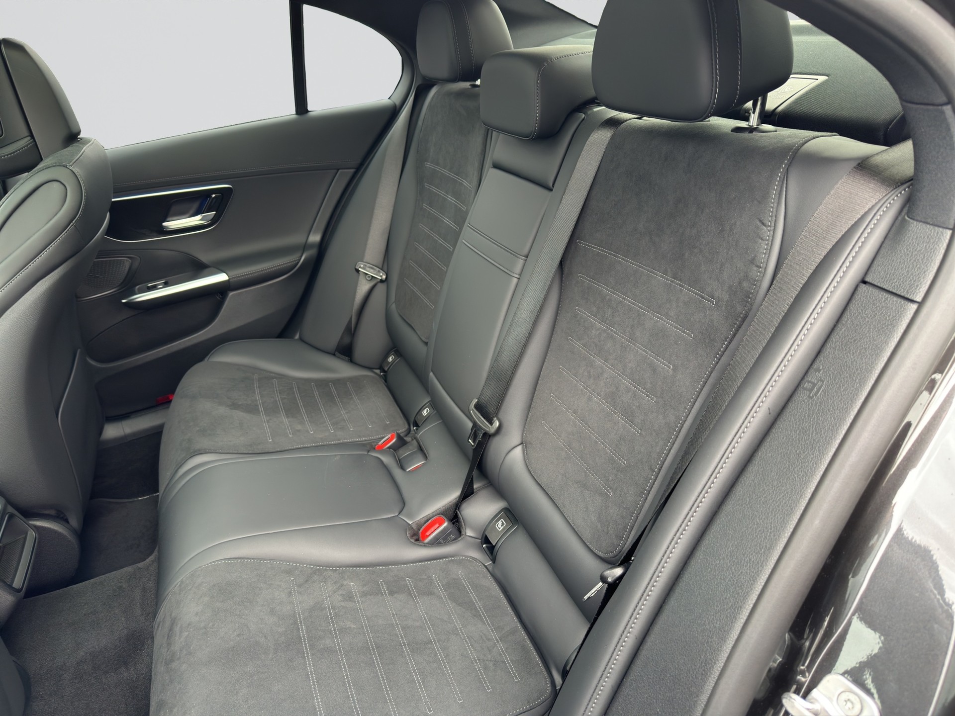 MERCEDES-BENZ C 220 d AMG Line-image-7