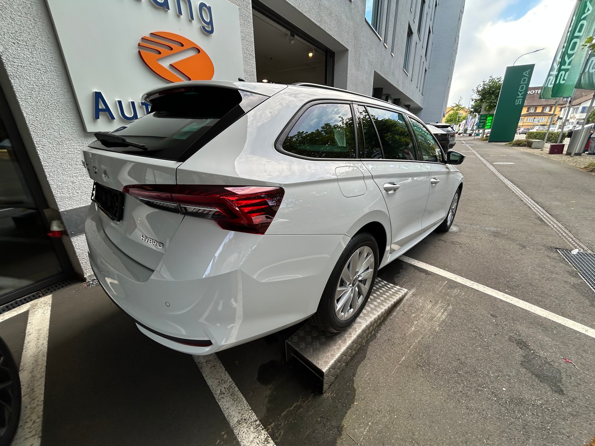 SKODA Octavia Combi 1.5 TSI mHEV DSG Selection-showroom-element-2