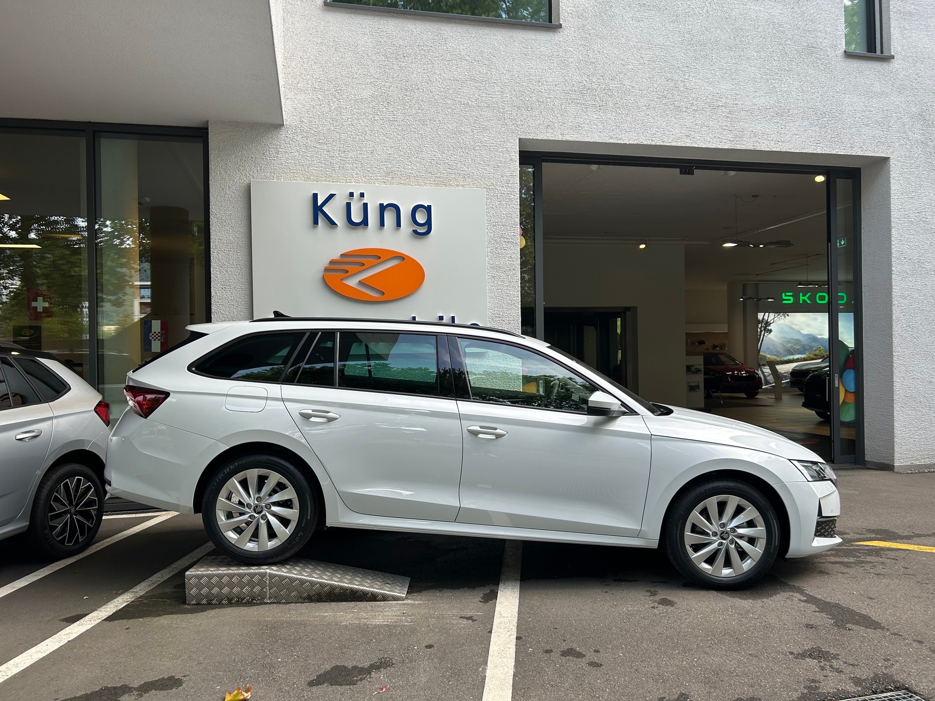 SKODA Octavia Combi 1.5 TSI mHEV DSG Selection-showroom-element-1