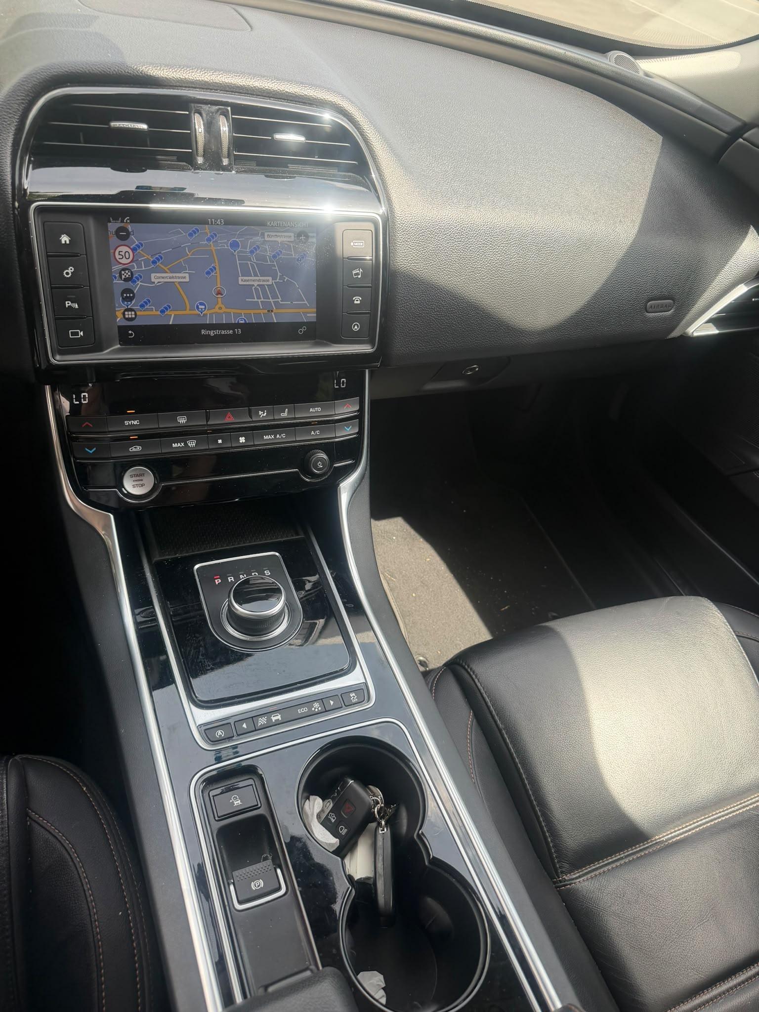 JAGUAR XE 20d Portfolio AWD Automat-image-8