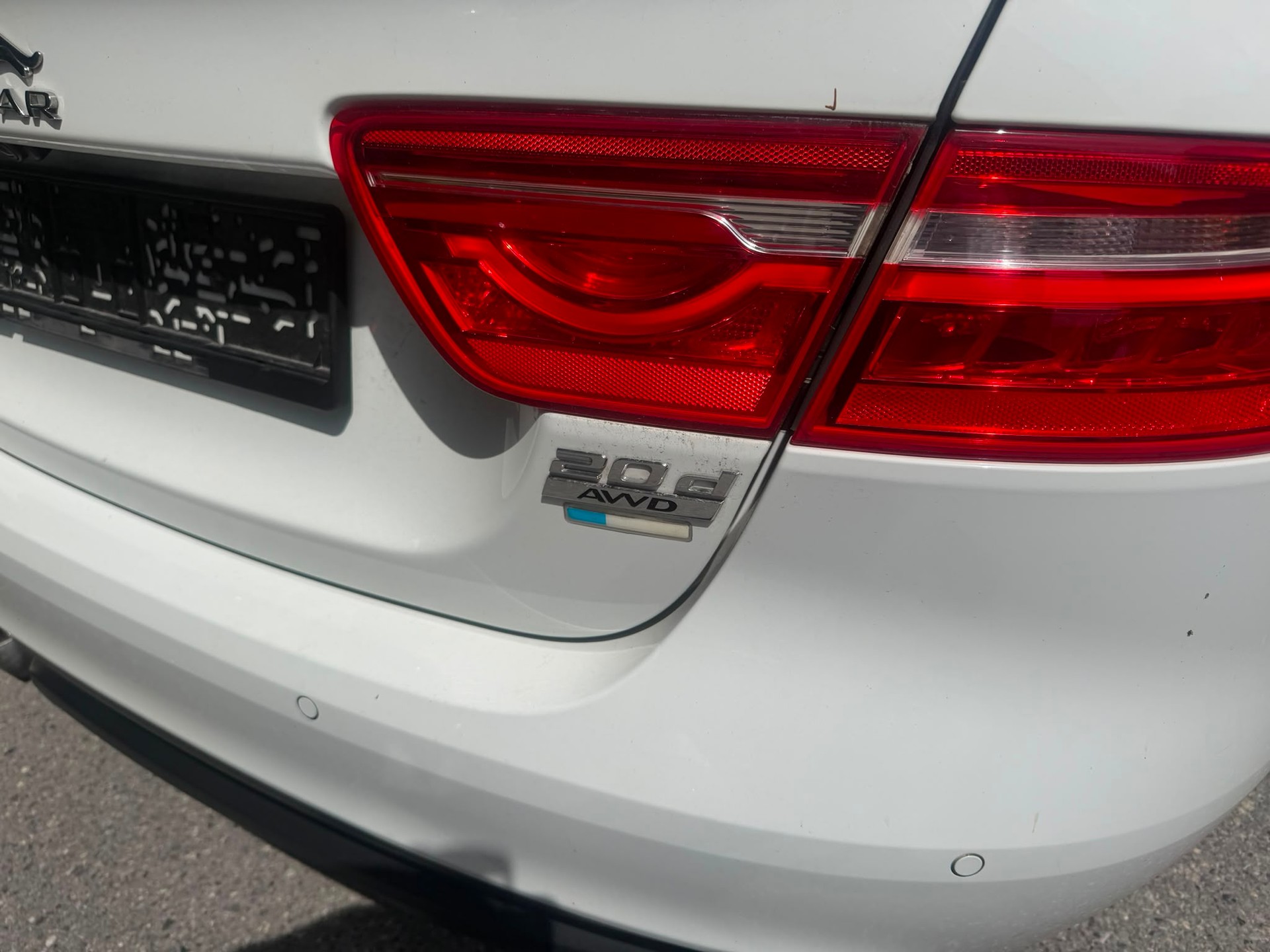 JAGUAR XE 20d Portfolio AWD Automat-image-4
