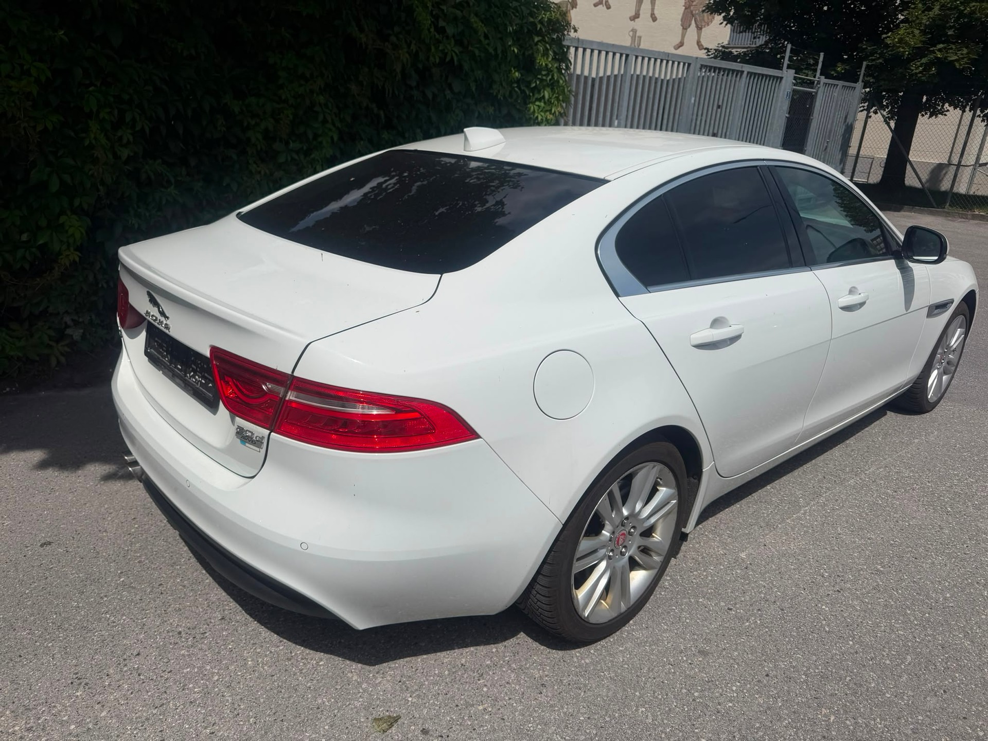 JAGUAR XE 20d Portfolio AWD Automat-image-12