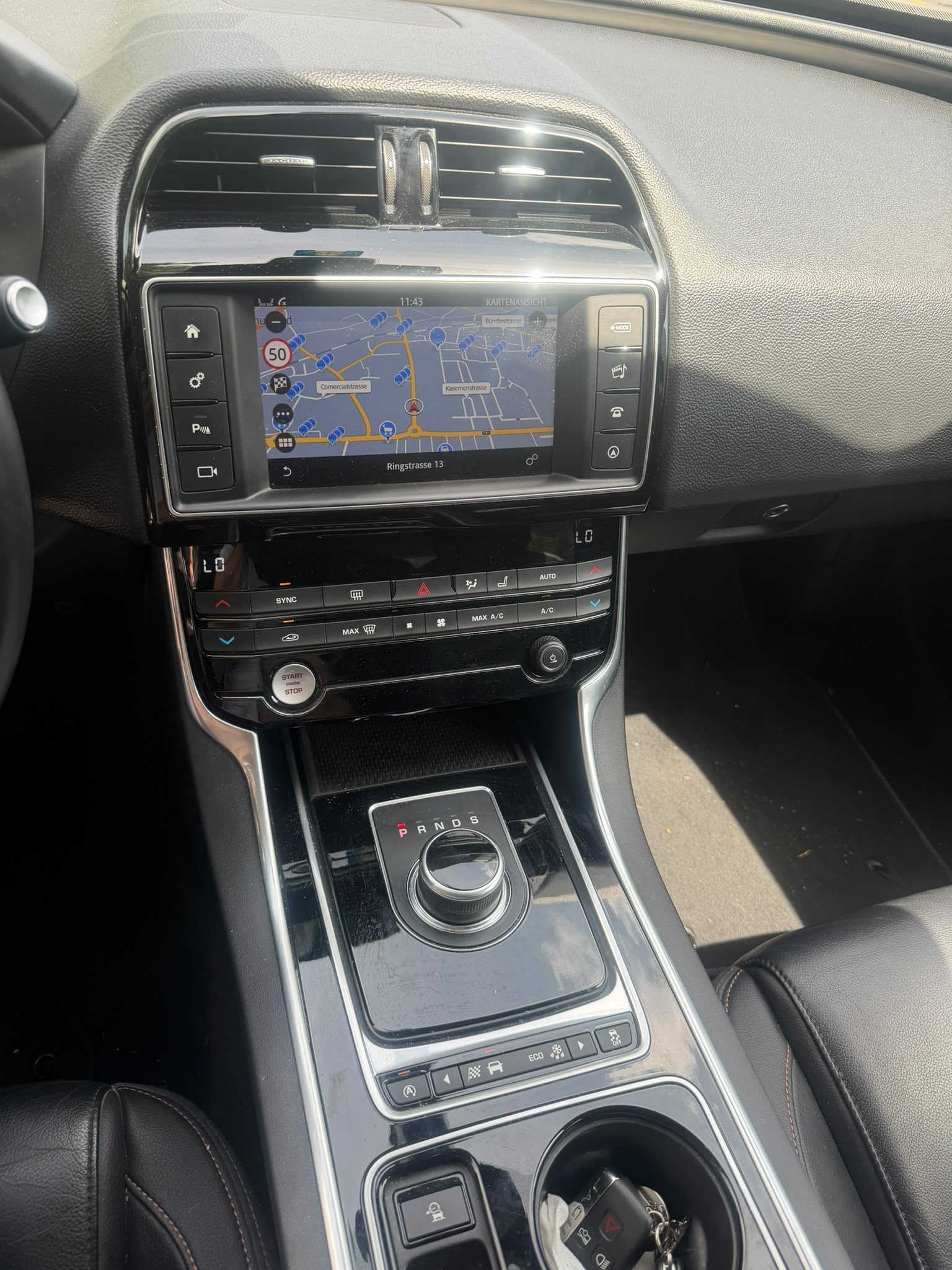 JAGUAR XE 20d Portfolio AWD Automat-image-5