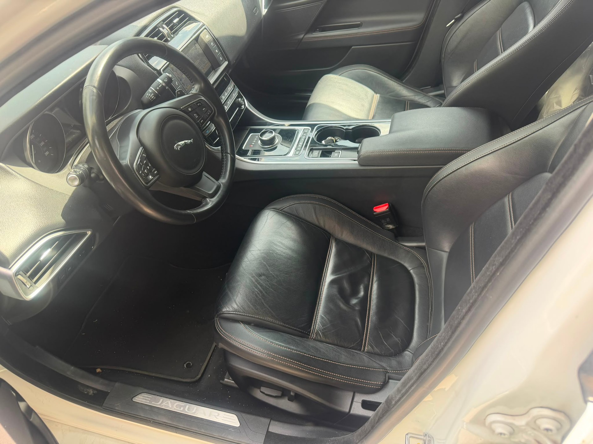 JAGUAR XE 20d Portfolio AWD Automat-image-6