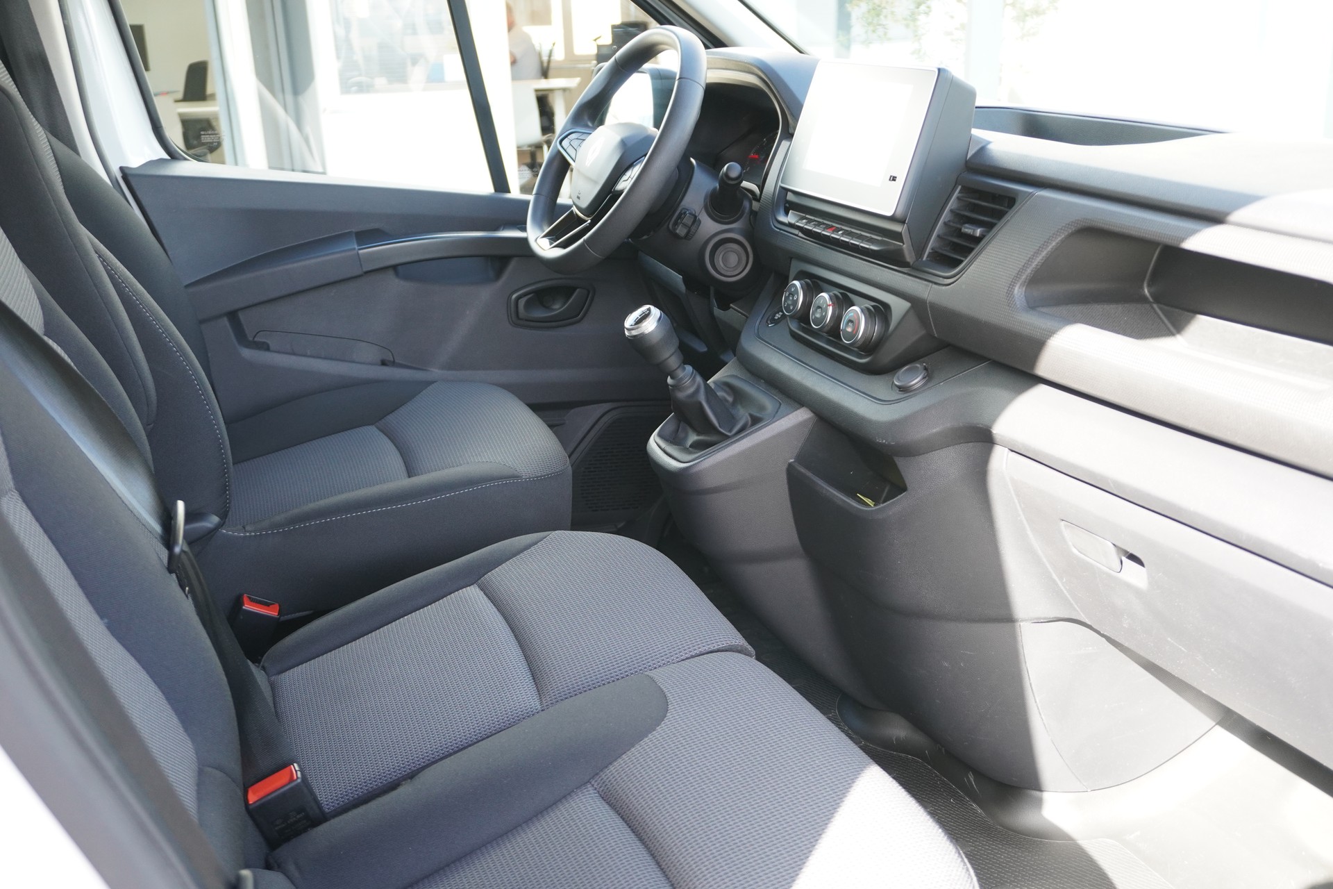 RENAULT Trafic 2.0 Blue dCi 130 Advance L1H1 3-PLÄTZER!!!-image-14