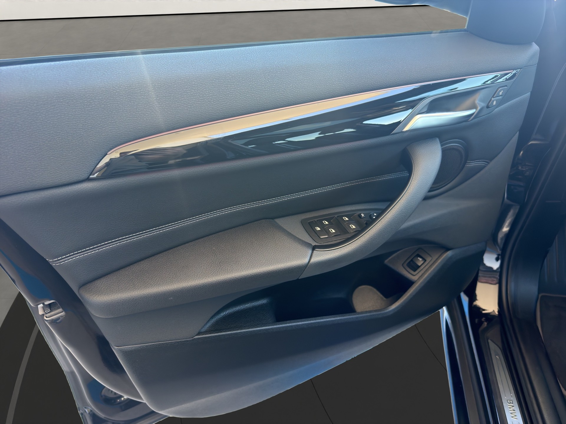 BMW X1 xDrive 18d Sport Line-image-16