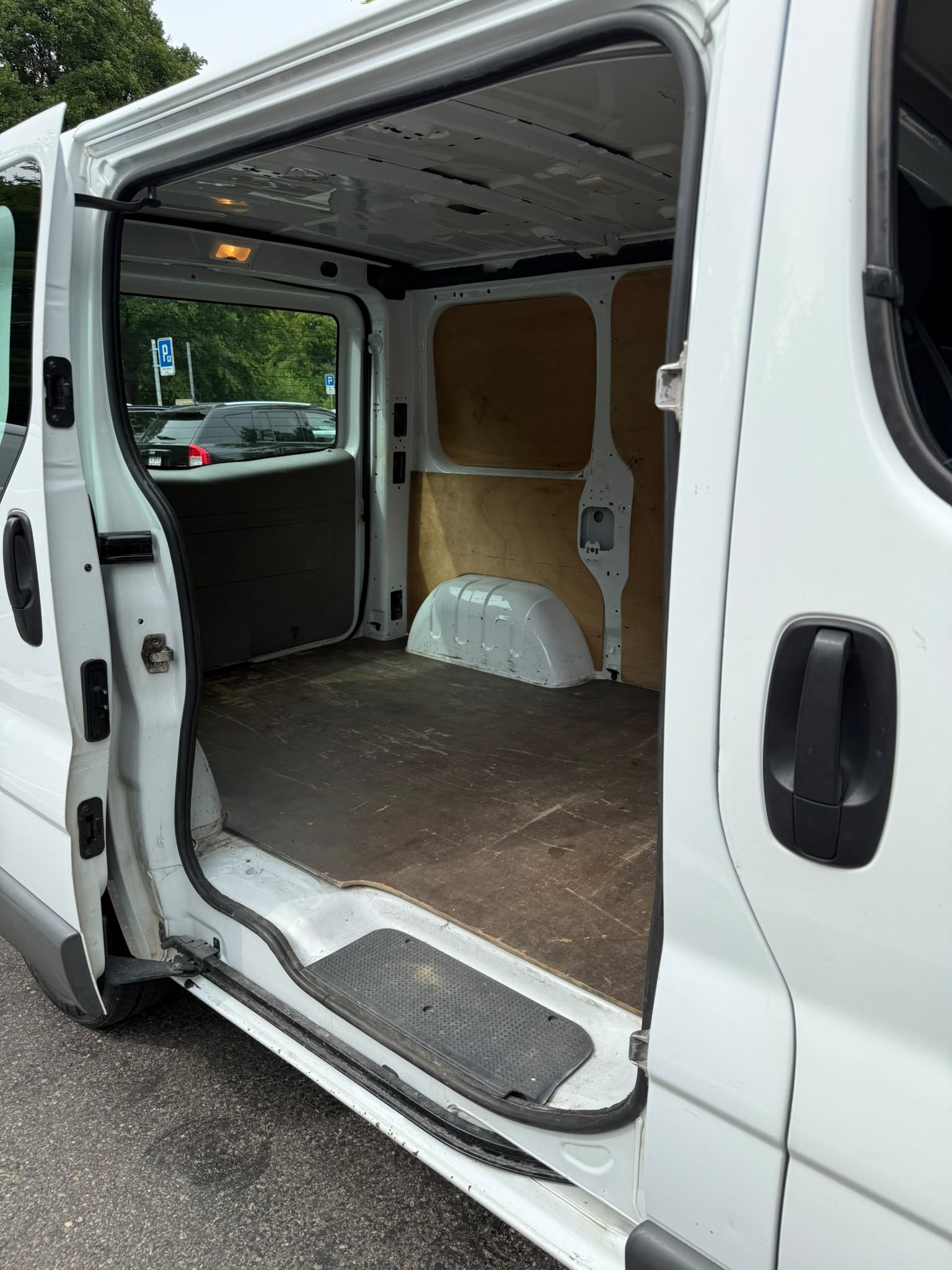 OPEL VIVARO-image-5