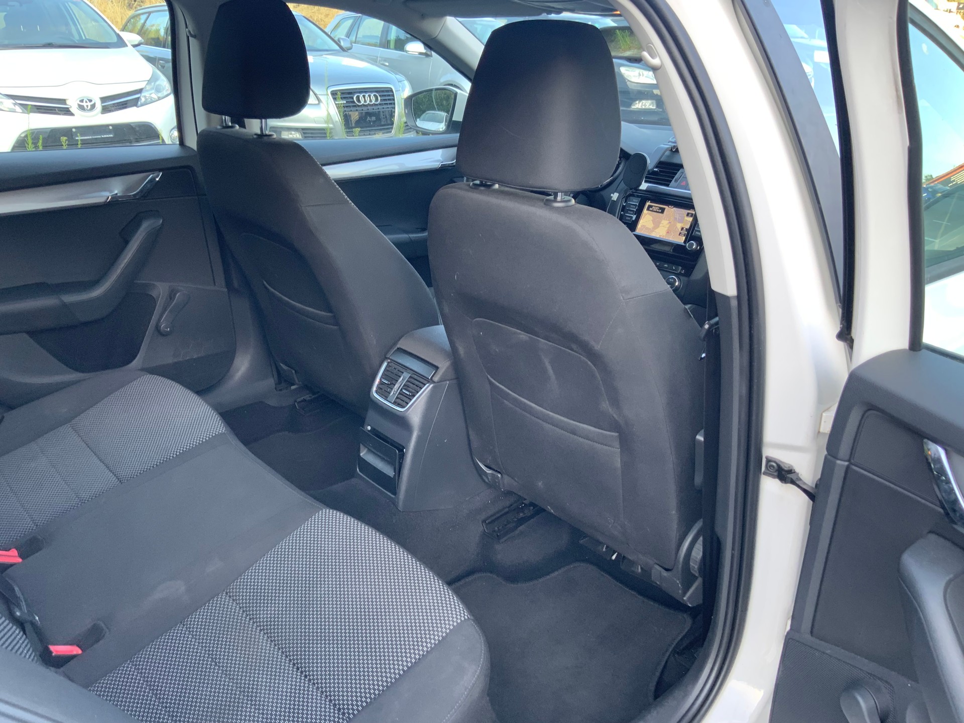 SKODA Octavia Combi 1.4 TSI Ambition-image-12