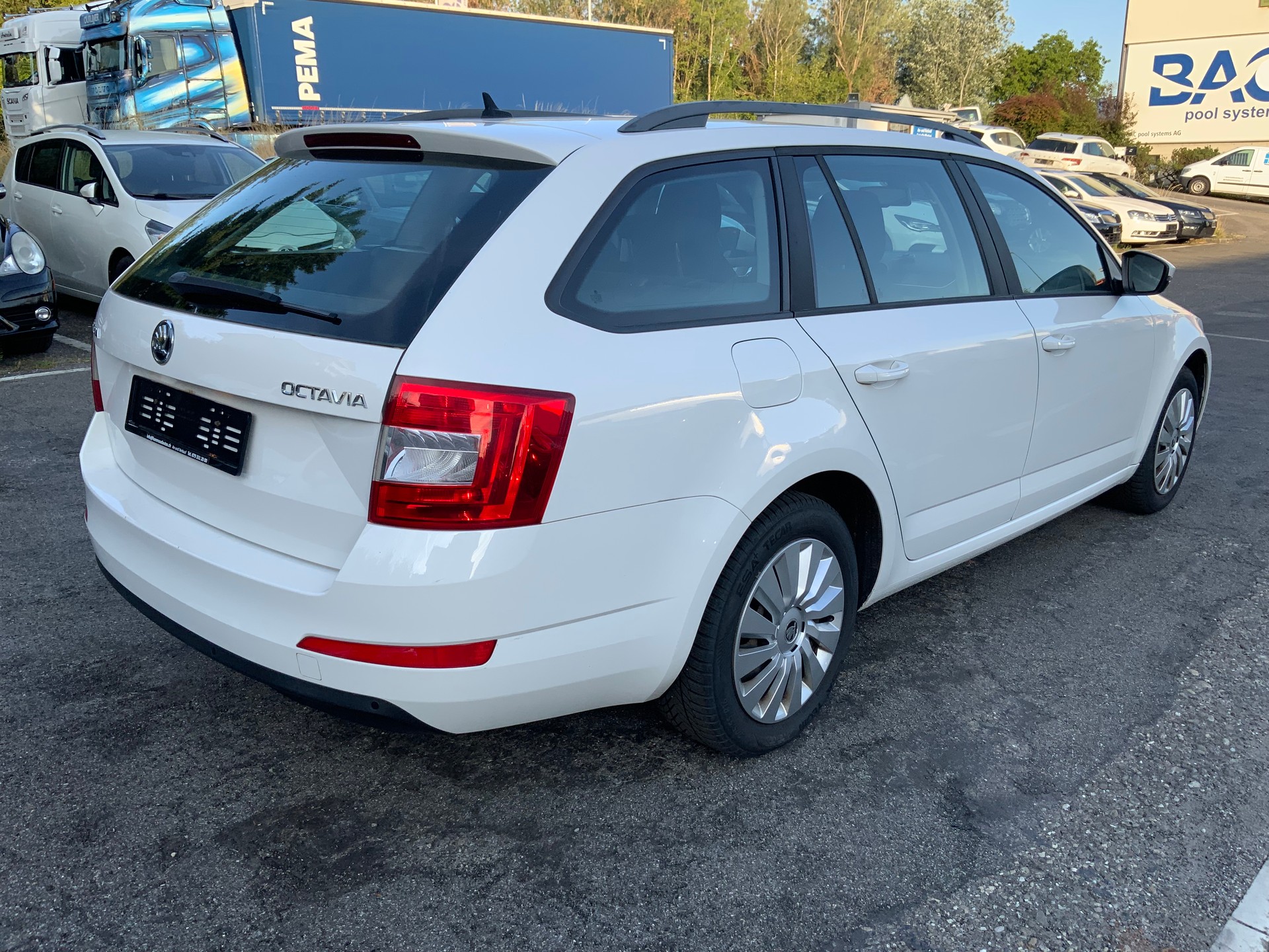 SKODA Octavia Combi 1.4 TSI Ambition-image-3