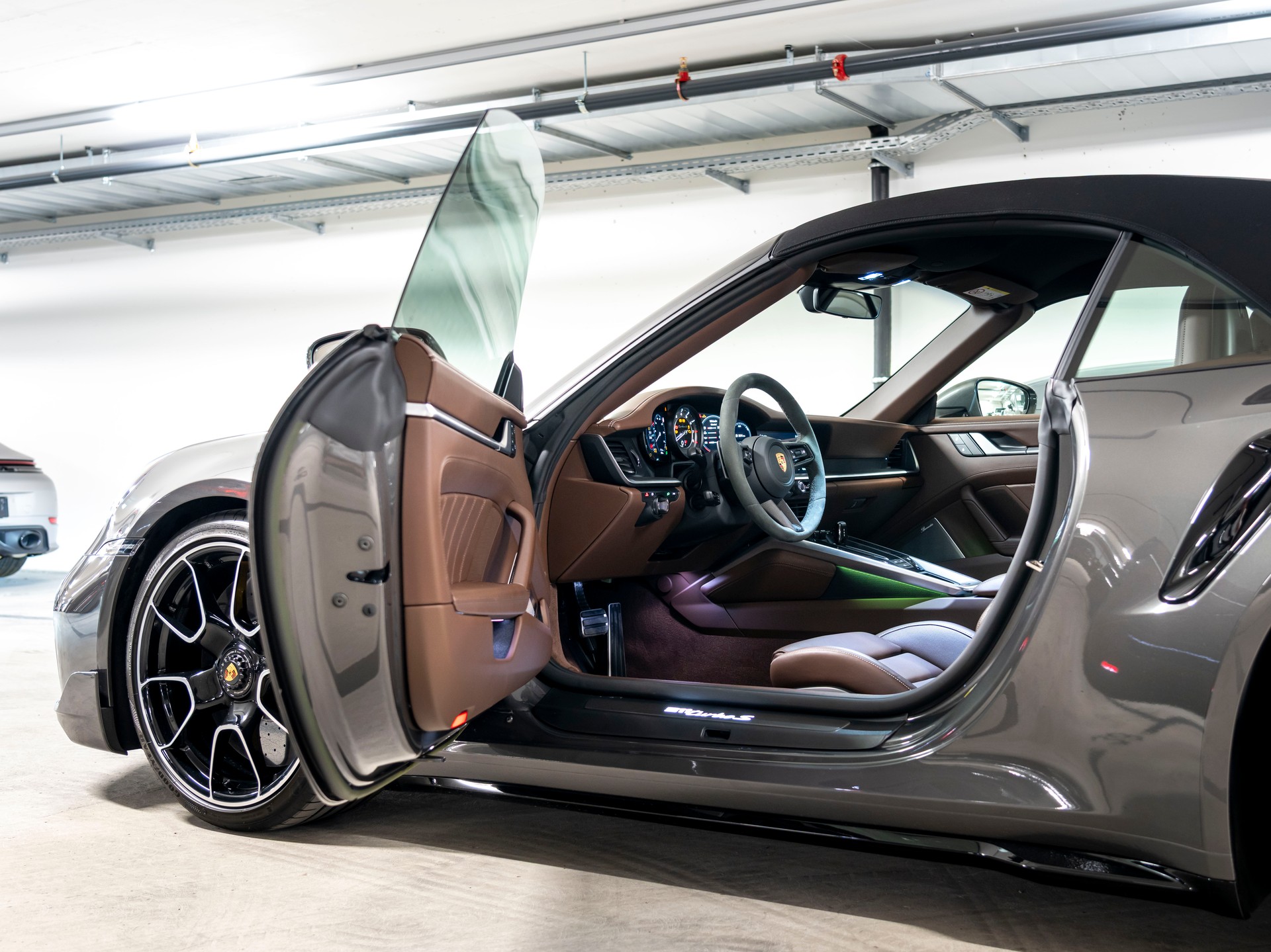 PORSCHE 911 Turbo S Cabriolet PDK-image-11