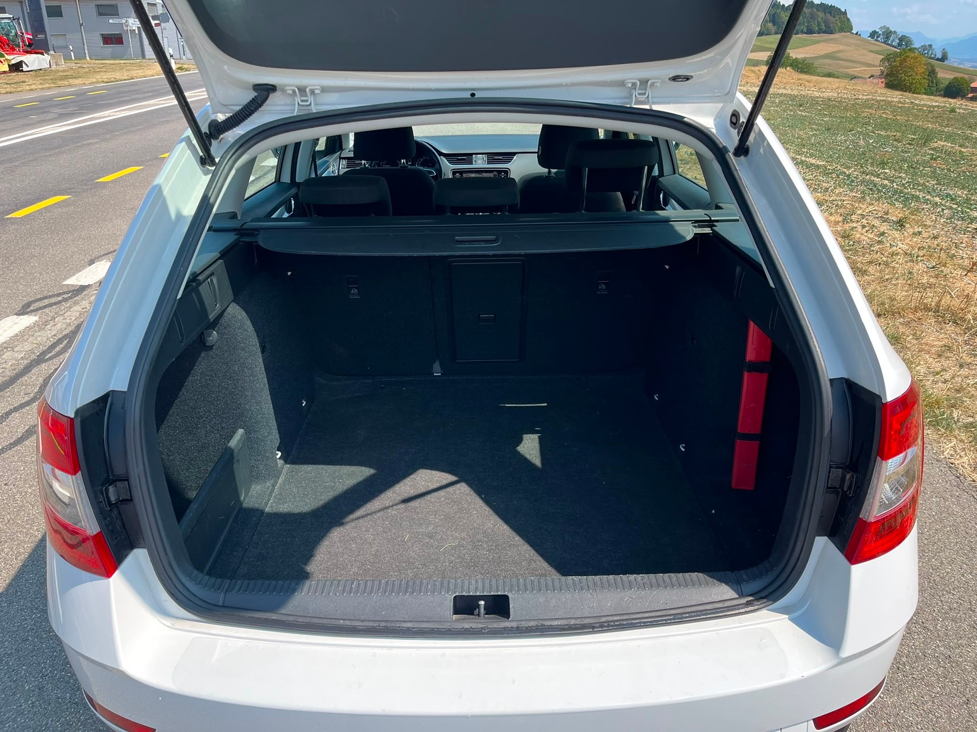 SKODA Octavia Combi 2.0 TDI Ambition 4x4 DSG-image-12