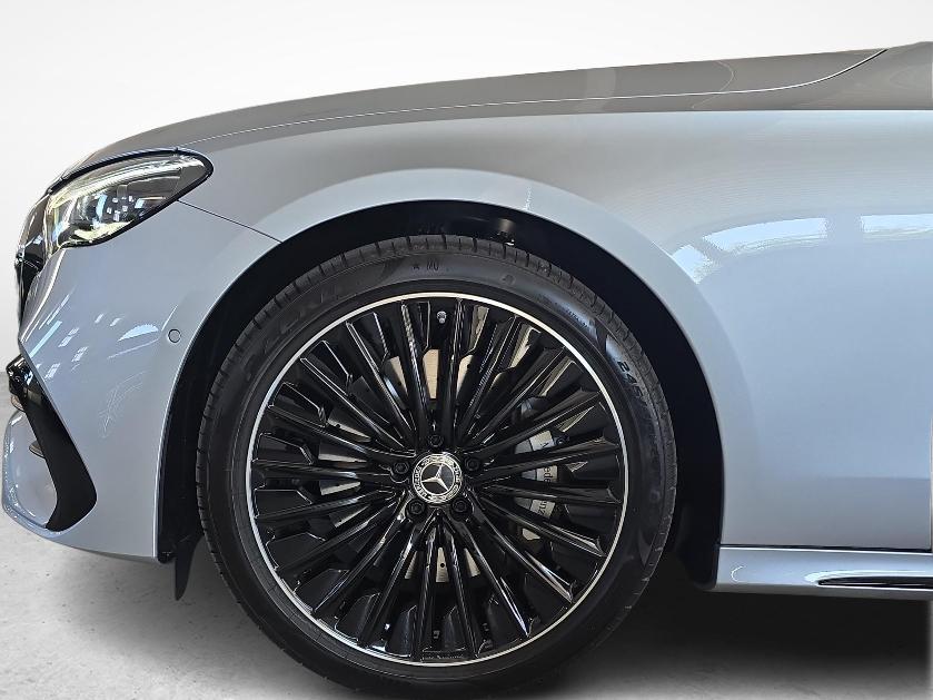 MERCEDES-BENZ E 220 d 4MATIC T-Modell AMG Line-image-12
