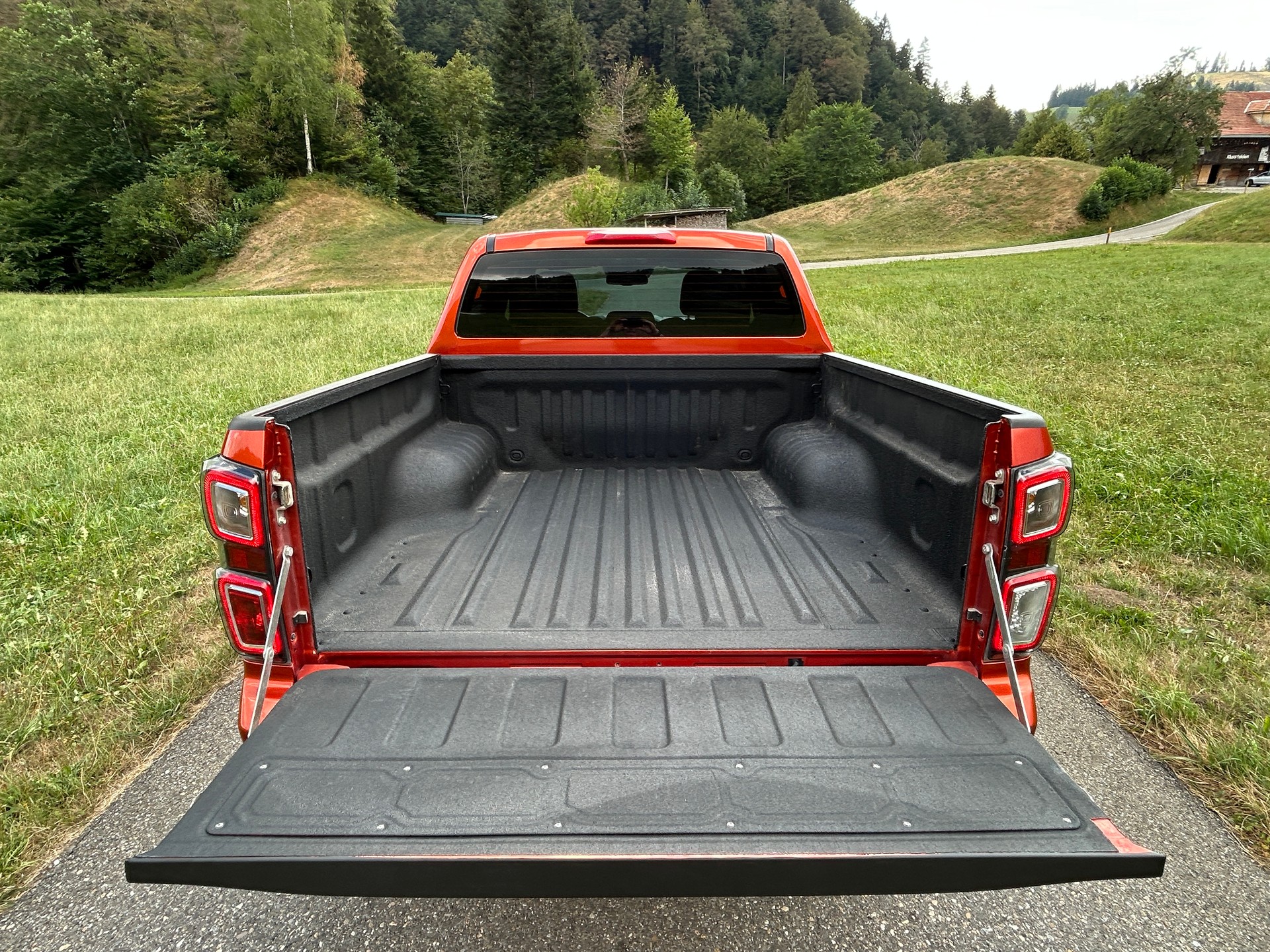 ISUZU D-MAX 1.9 CrewCab N60FF V-Cross 4x4 AT-image-6