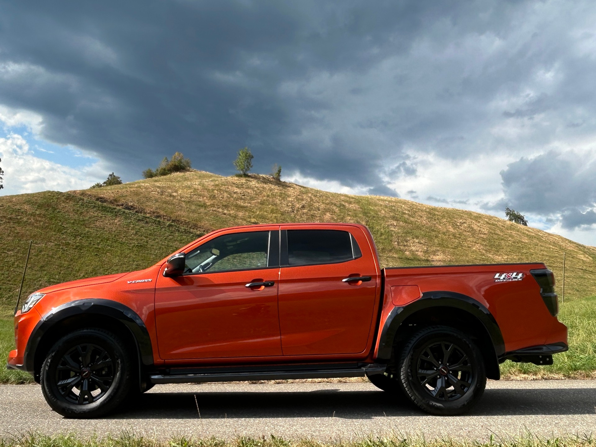 ISUZU D-MAX 1.9 CrewCab N60FF V-Cross 4x4 AT-image-0