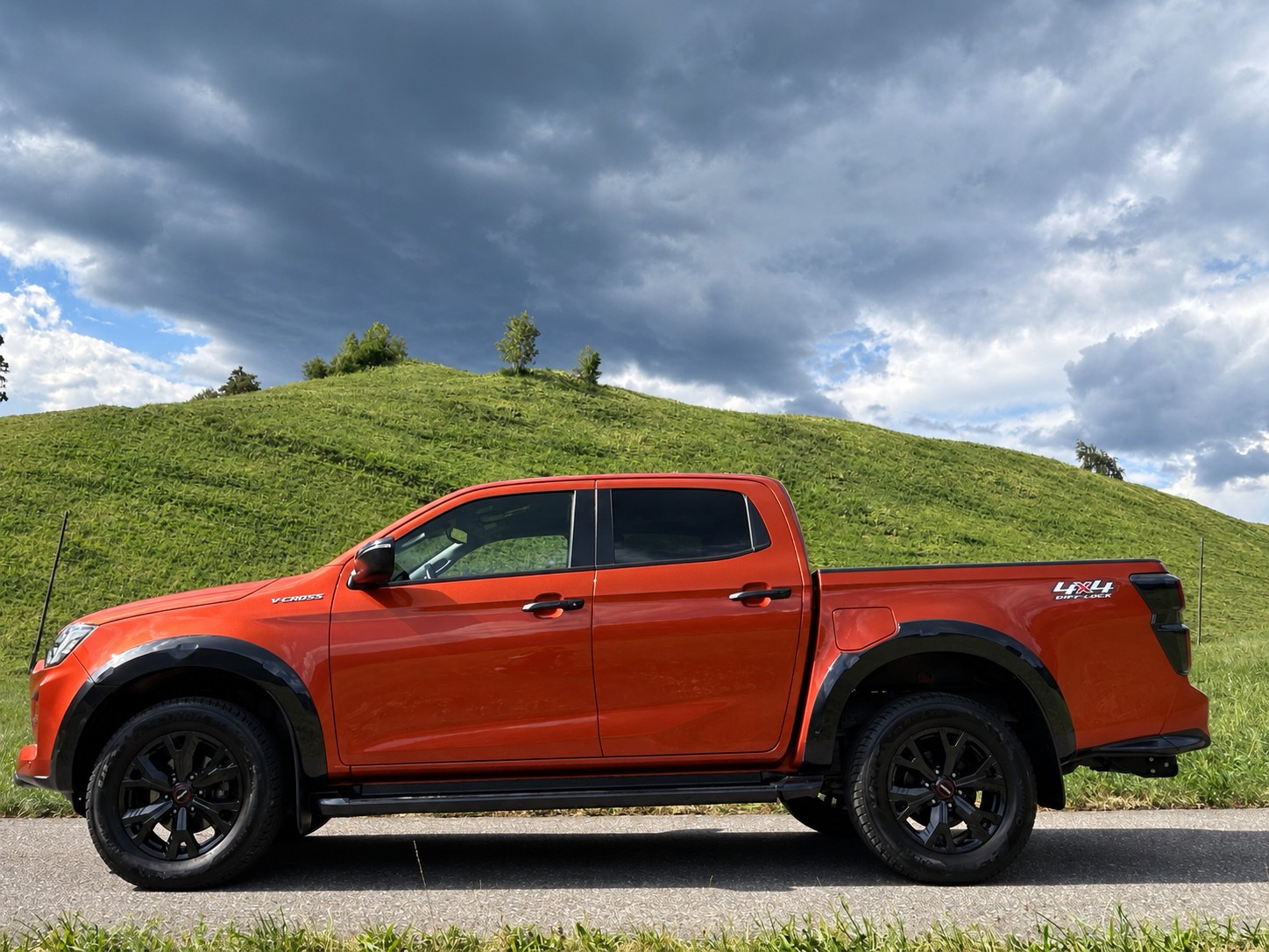 ISUZU D-MAX 1.9 CrewCab N60FF V-Cross 4x4 AT-image-1