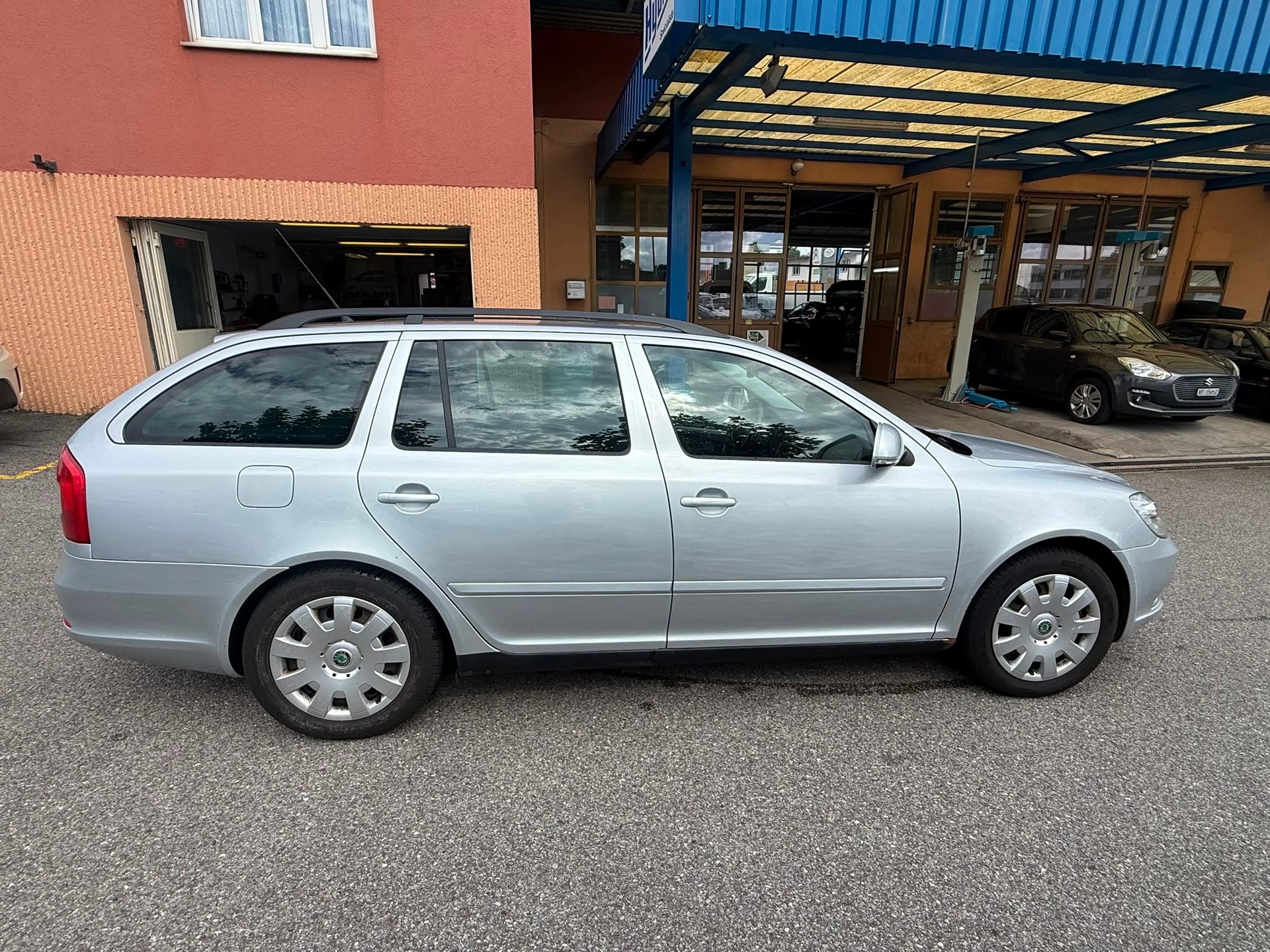 SKODA Octavia Combi 1.8 TSI Elegance DSG-image-4