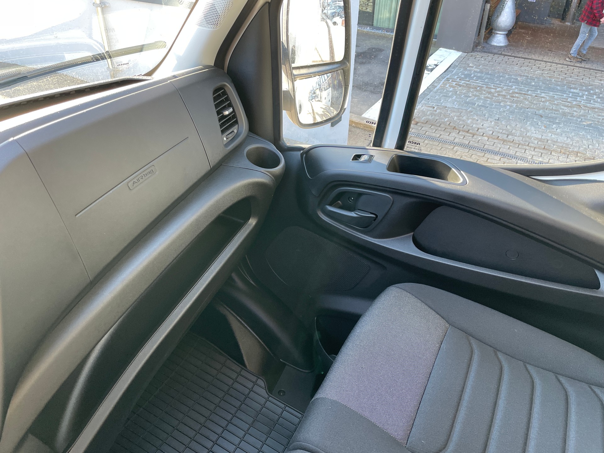 IVECO Daily 35 S 18H A8 für Durchlader einsetzbar-image-17