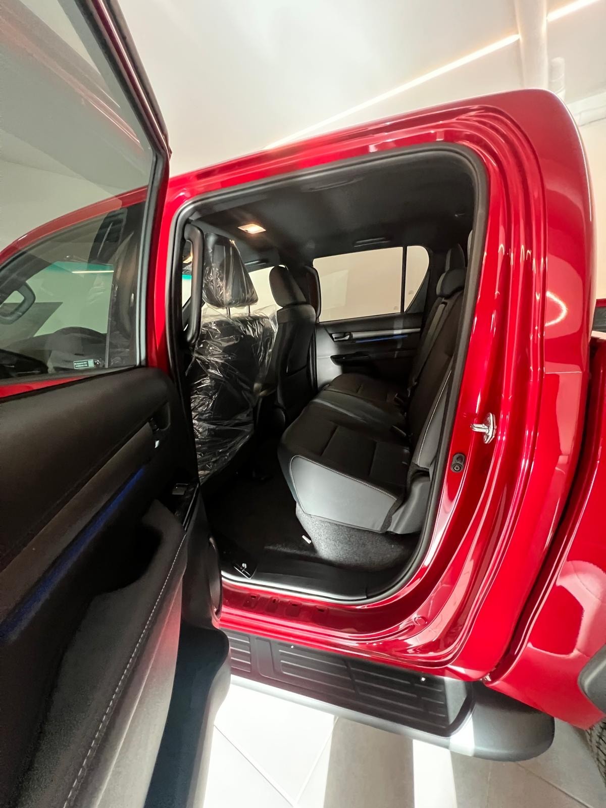 TOYOTA Hilux 2.8d MHEV Invincible Double Cab 4x4-image-2