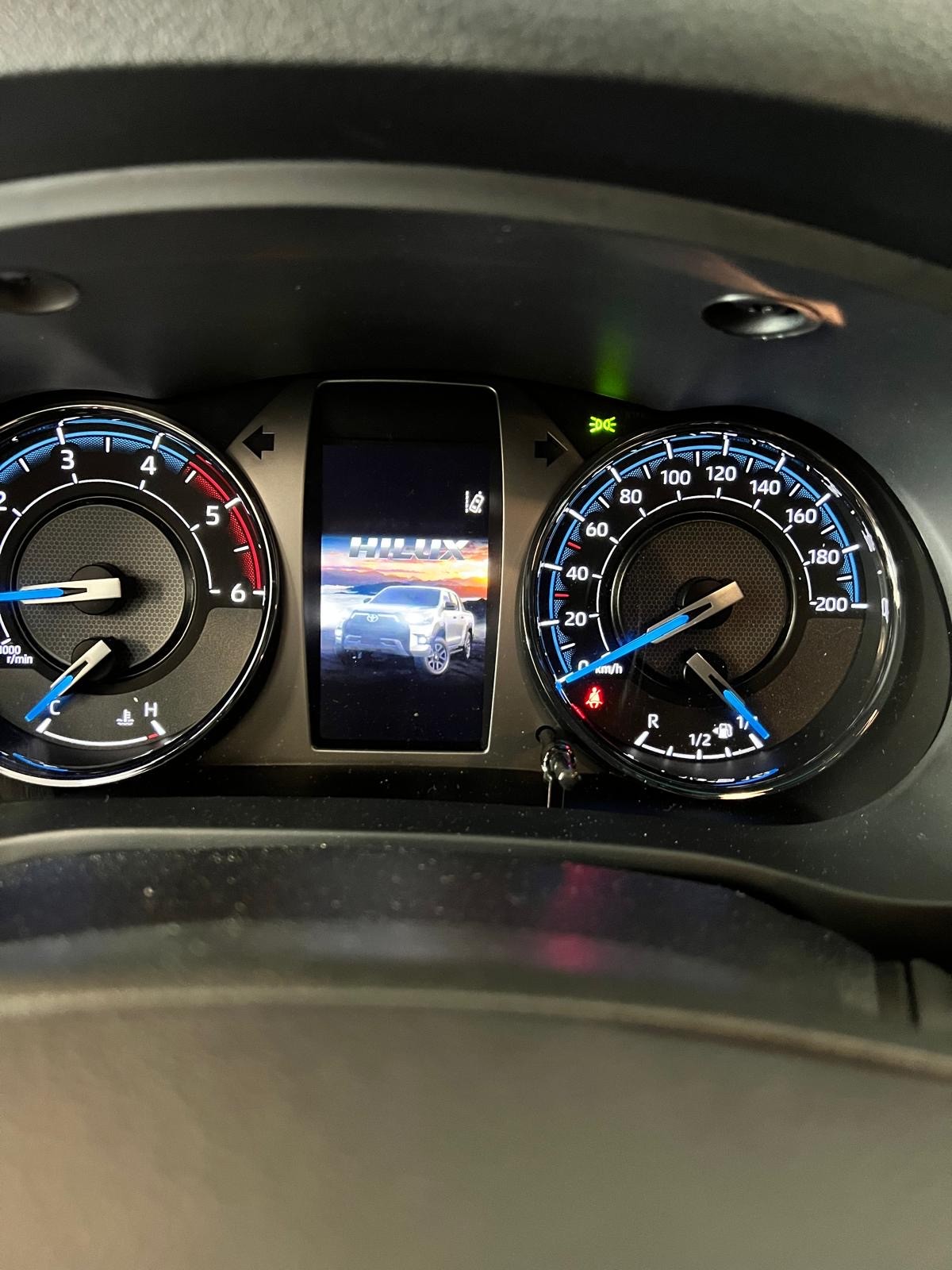 TOYOTA Hilux 2.8d MHEV Invincible Double Cab 4x4-image-3