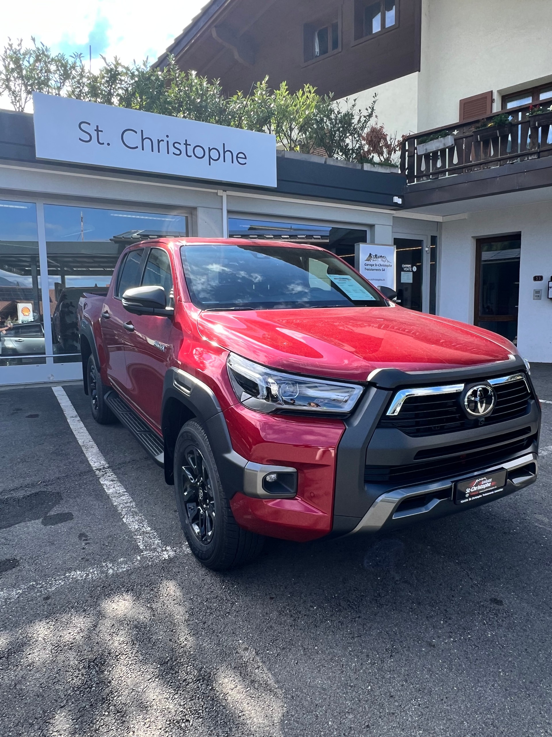 TOYOTA Hilux 2.8d MHEV Invincible Double Cab 4x4-image-2
