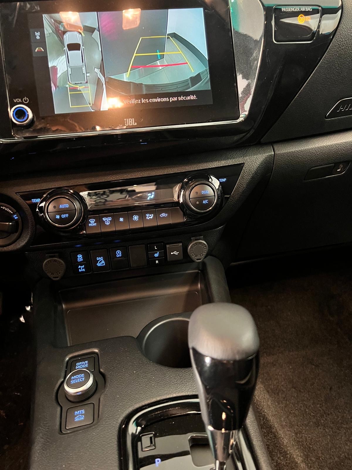 TOYOTA Hilux 2.8d MHEV Invincible Double Cab 4x4-image-4