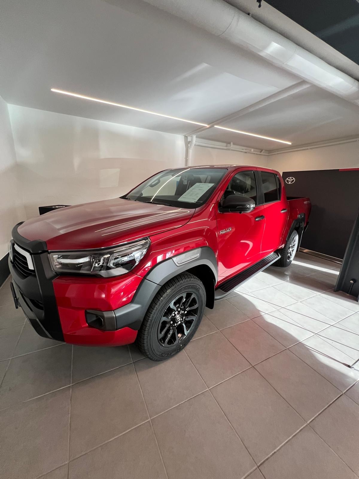 TOYOTA Hilux 2.8d MHEV Invincible Double Cab 4x4-image-0