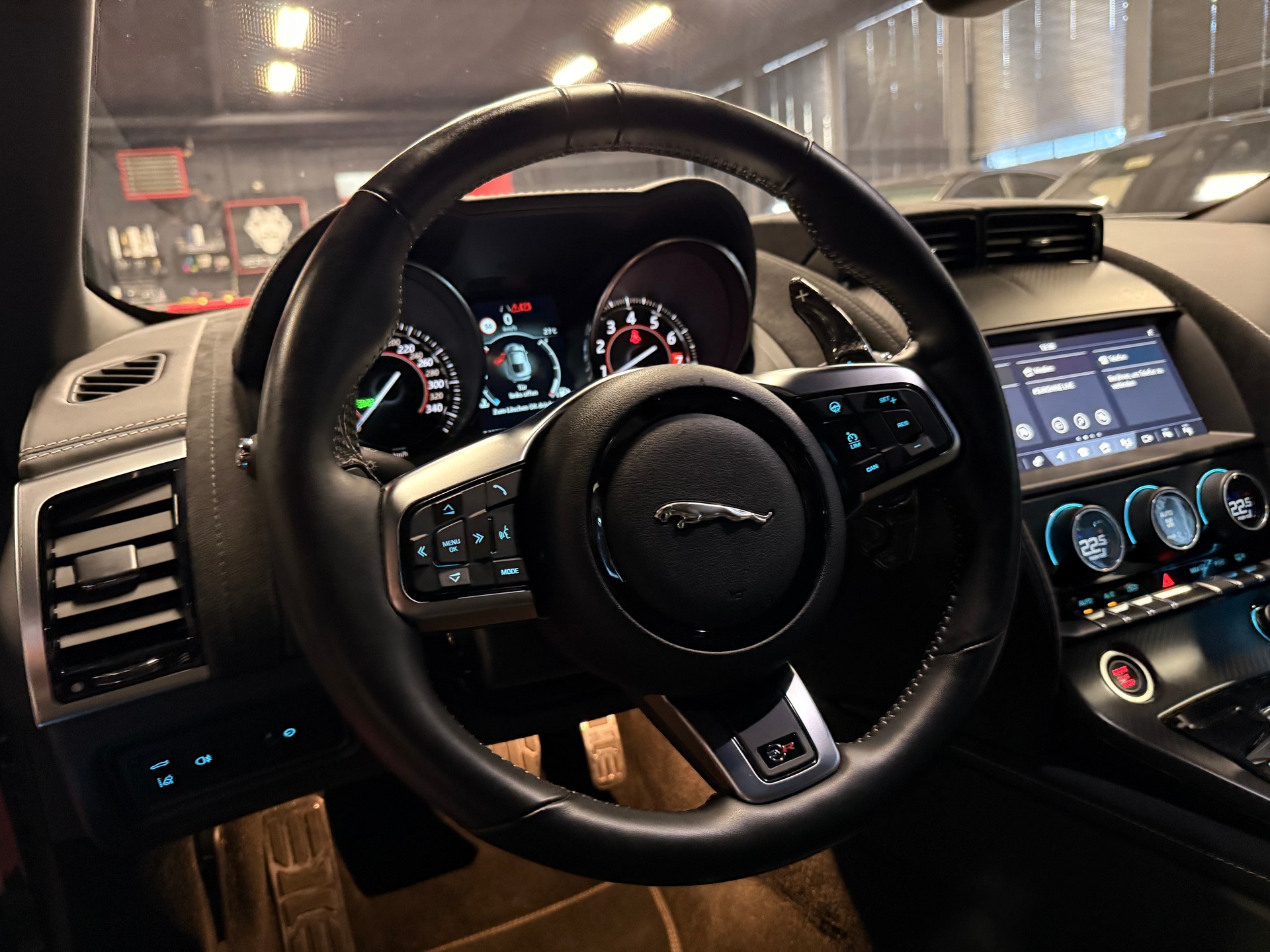 JAGUAR F-Type Coupé 5.0 V8 S/C SVR AWD / ** Aus 1. Hand / Carbon & Keramik Paket / Titan Abgasanlage / Komplett PPF Foliert **-image-20
