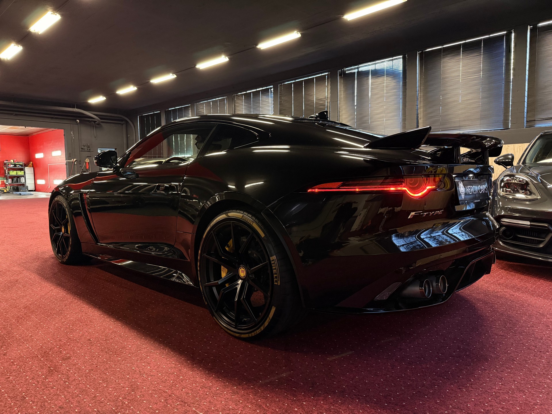 JAGUAR F-Type Coupé 5.0 V8 S/C SVR AWD / ** Aus 1. Hand / Carbon & Keramik Paket / Titan Abgasanlage / Komplett PPF Foliert **-image-14