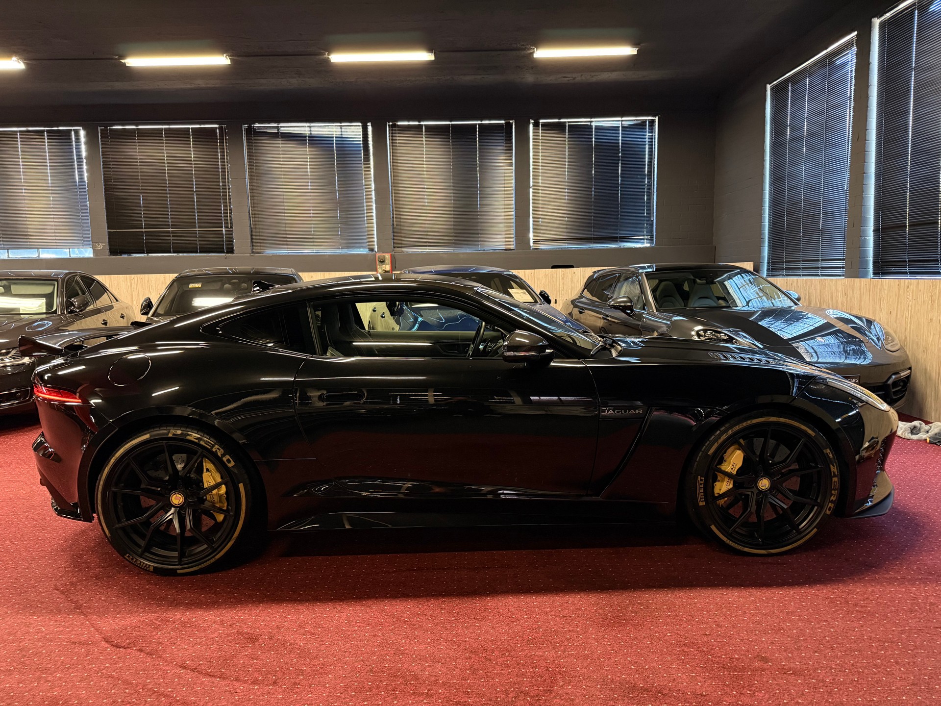 JAGUAR F-Type Coupé 5.0 V8 S/C SVR AWD / ** Aus 1. Hand / Carbon & Keramik Paket / Titan Abgasanlage / Komplett PPF Foliert **-image-6