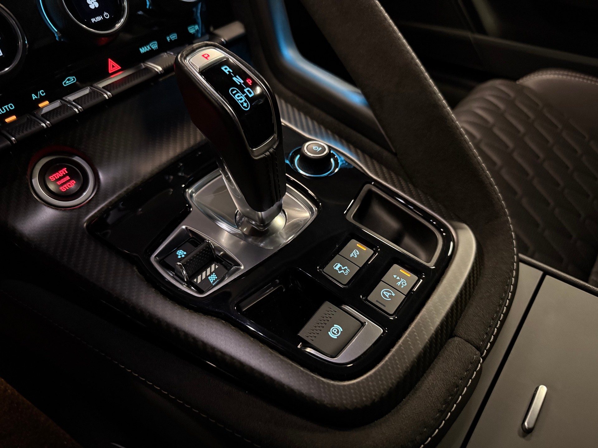 JAGUAR F-Type Coupé 5.0 V8 S/C SVR AWD / ** Aus 1. Hand / Carbon & Keramik Paket / Titan Abgasanlage / Komplett PPF Foliert **-image-23