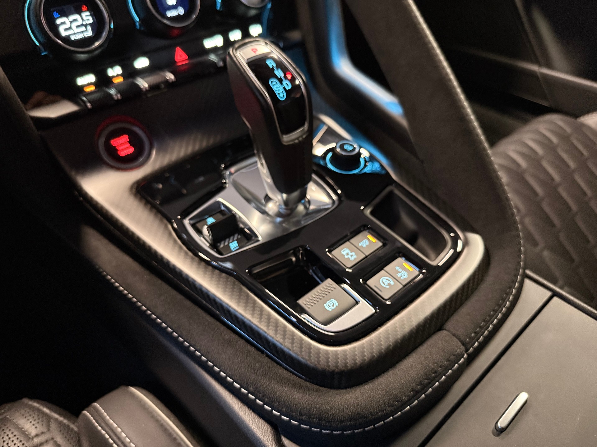 JAGUAR F-Type Coupé 5.0 V8 S/C SVR AWD / ** Aus 1. Hand / Carbon & Keramik Paket / Titan Abgasanlage / Komplett PPF Foliert **-image-24