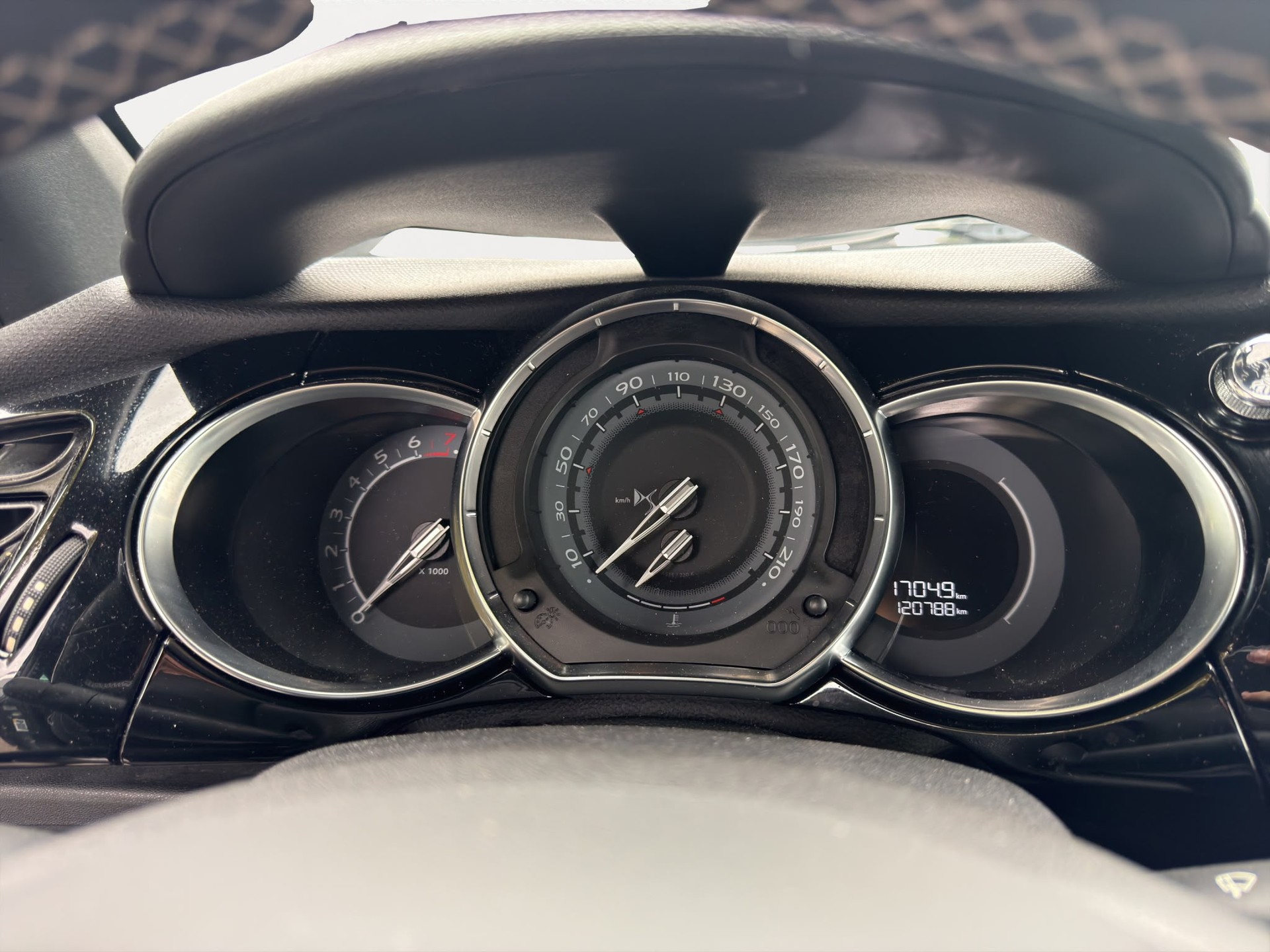 DS AUTOMOBILES DS 3 1.2 PureTech SO Chic-image-10