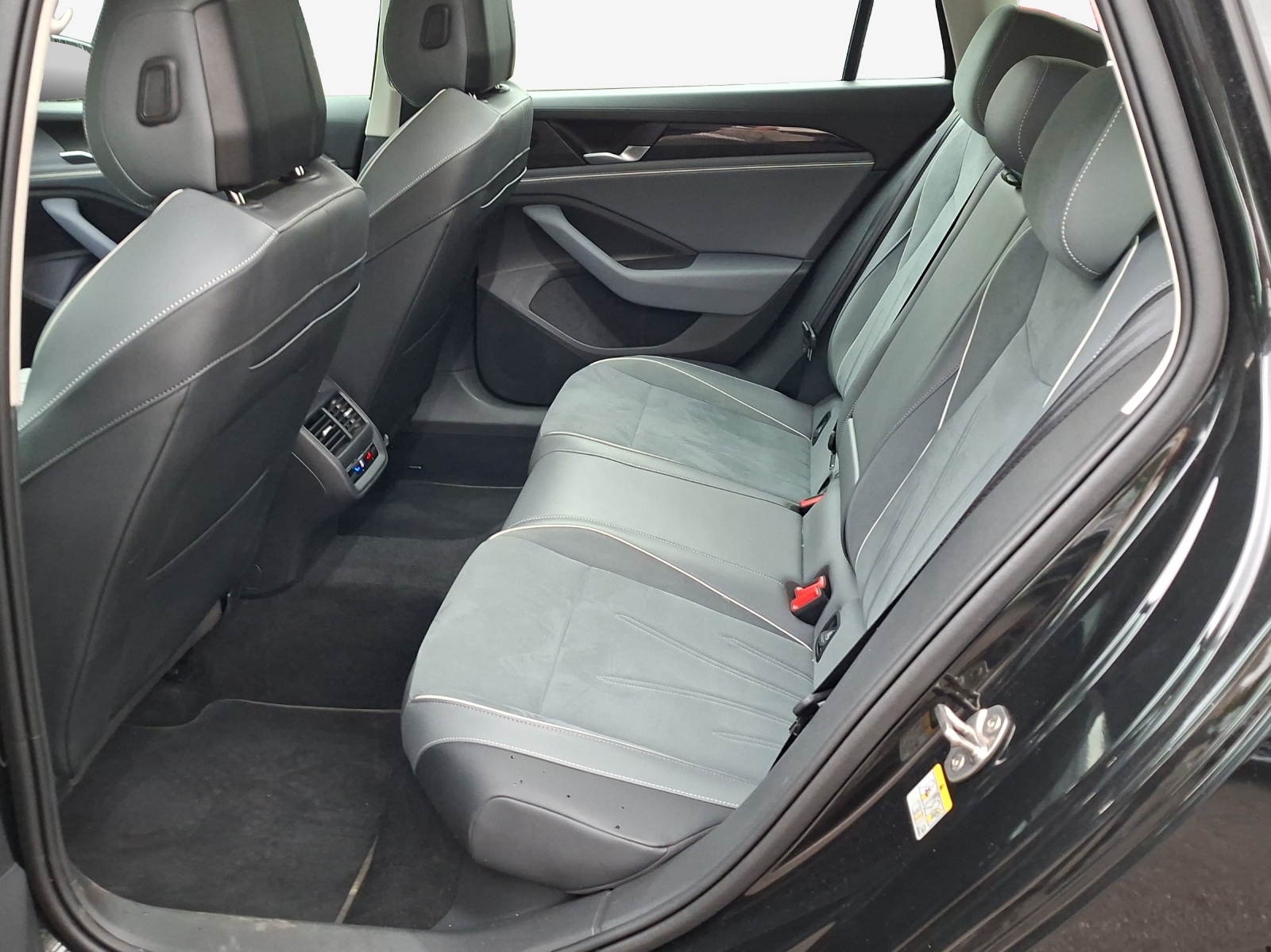 VW Passat Variant 2.0 TDI evo Business DSG-image-11