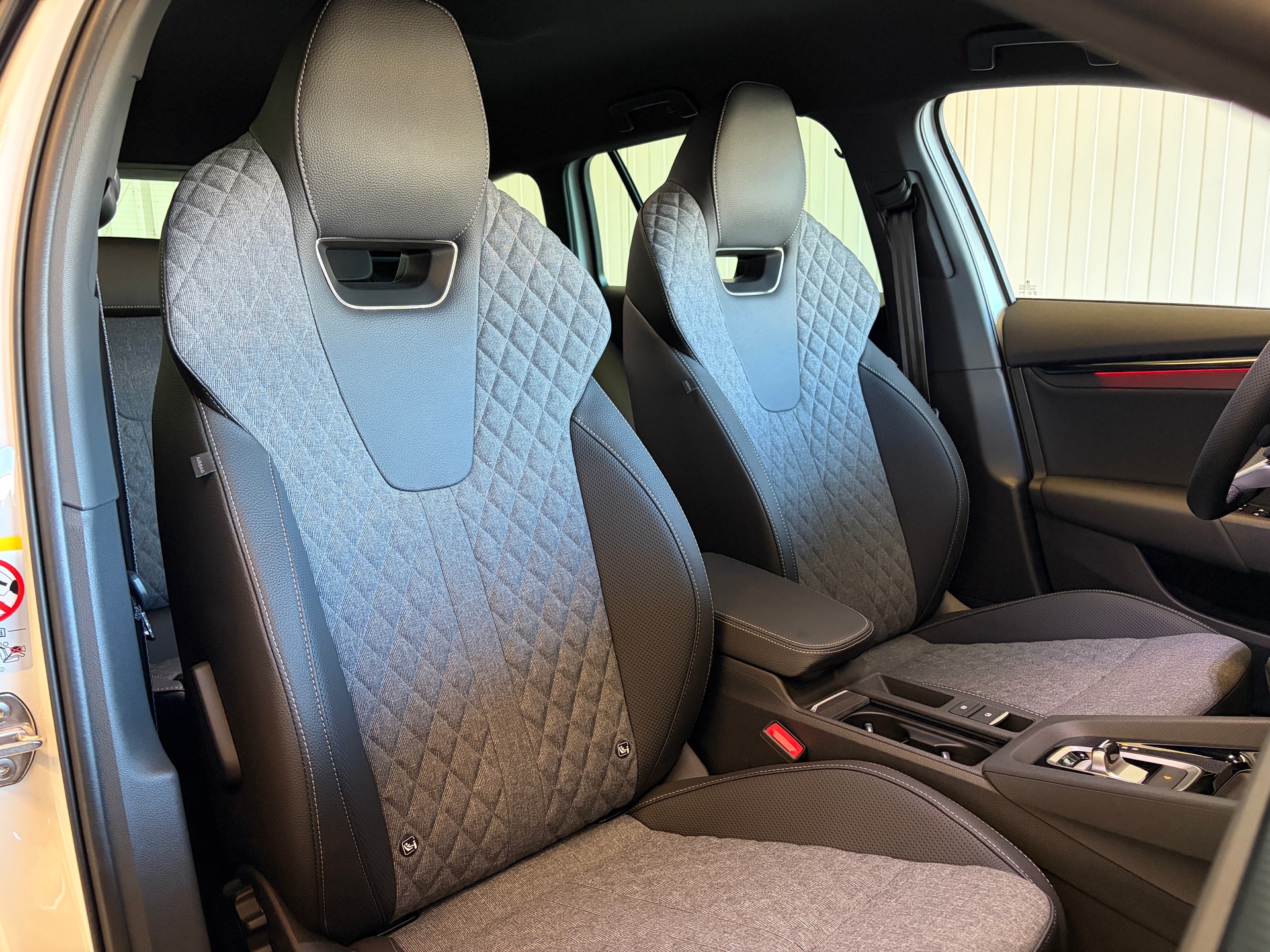 SKODA Octavia Kombi 1.5 TSI mHEV DSG Sportline SPORTSCHALENSITZE ANHÄNGEKUPPLUNG - HERSTELLERGARANTIE BIS 2029!-image-6