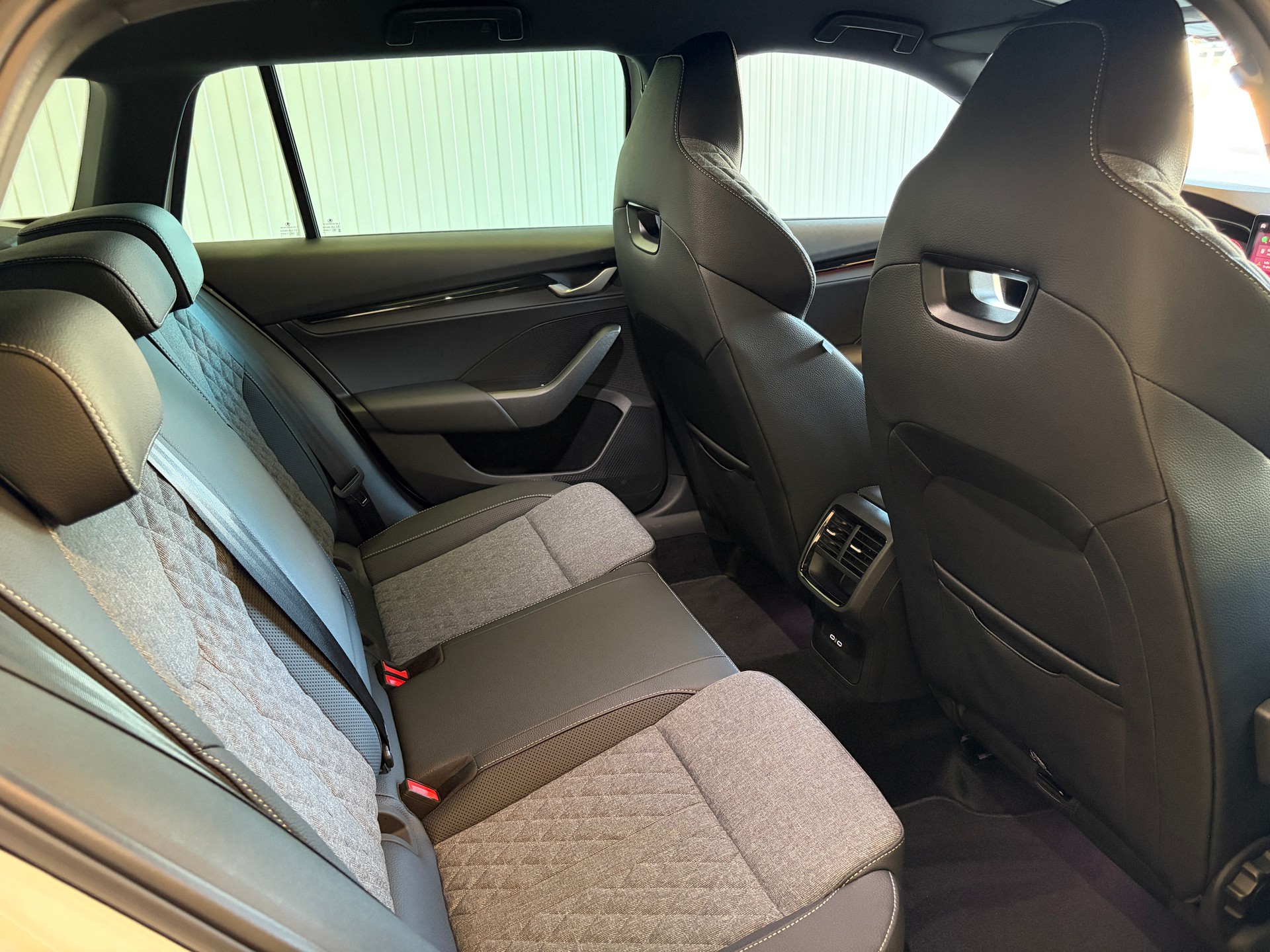 SKODA Octavia Kombi 1.5 TSI mHEV DSG Sportline SPORTSCHALENSITZE ANHÄNGEKUPPLUNG - HERSTELLERGARANTIE BIS 2029!-image-7