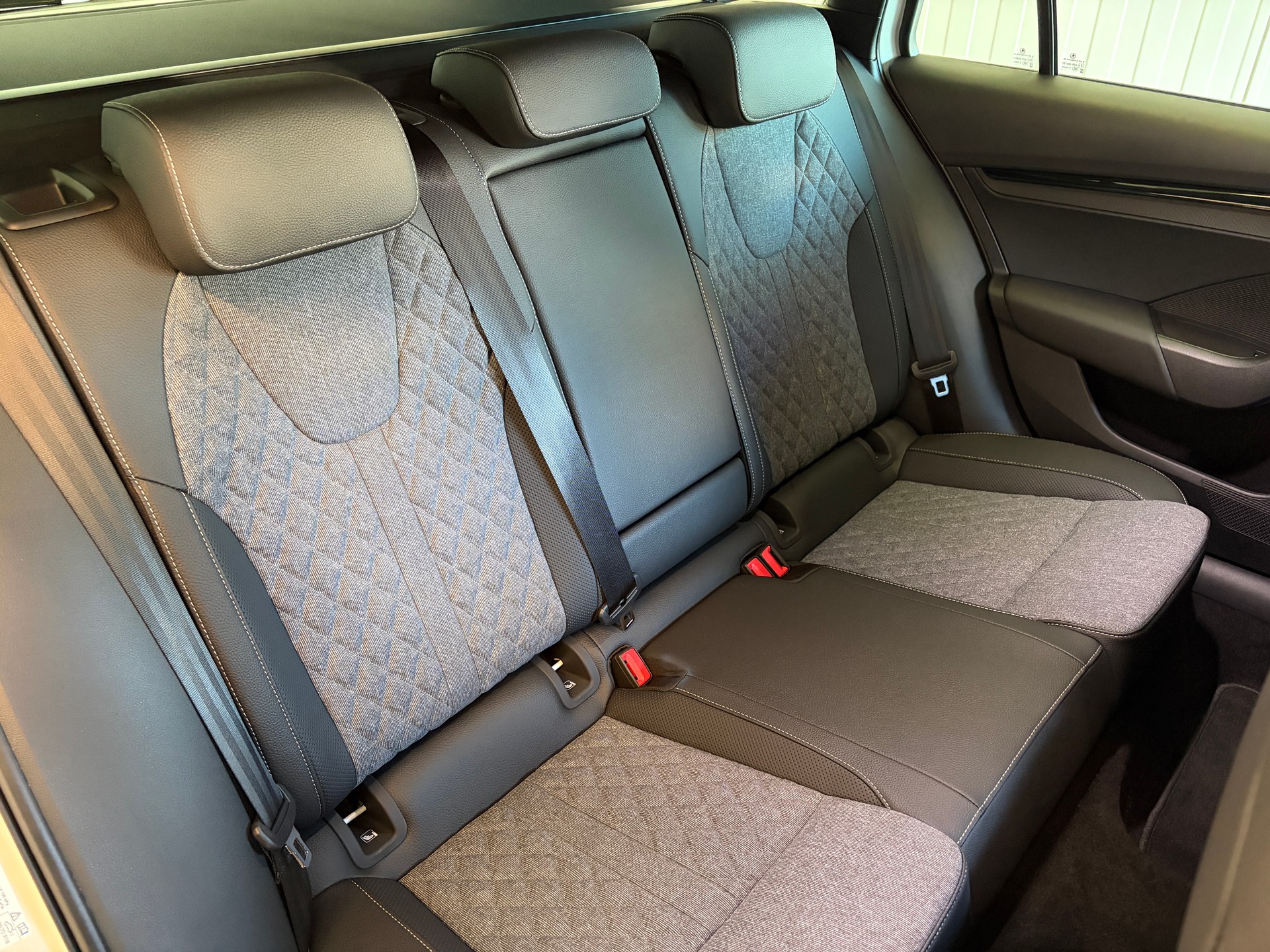 SKODA Octavia Kombi 1.5 TSI mHEV DSG Sportline SPORTSCHALENSITZE ANHÄNGEKUPPLUNG - HERSTELLERGARANTIE BIS 2029!-image-8