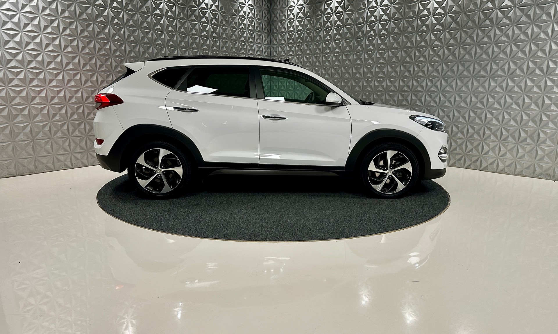 HYUNDAI Tucson 2.0 CRDI Vertex 4WD Automatic-image-3