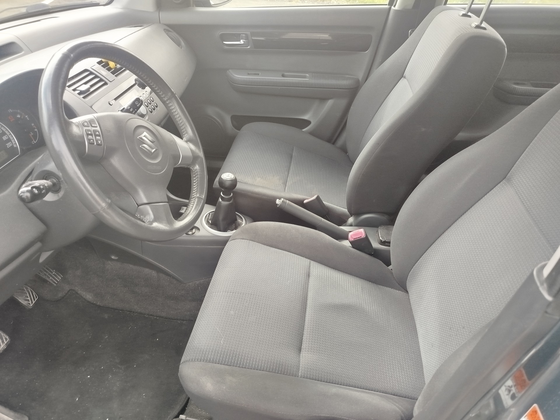 SUZUKI Swift 1.3i 16V GL 4x4-image-9