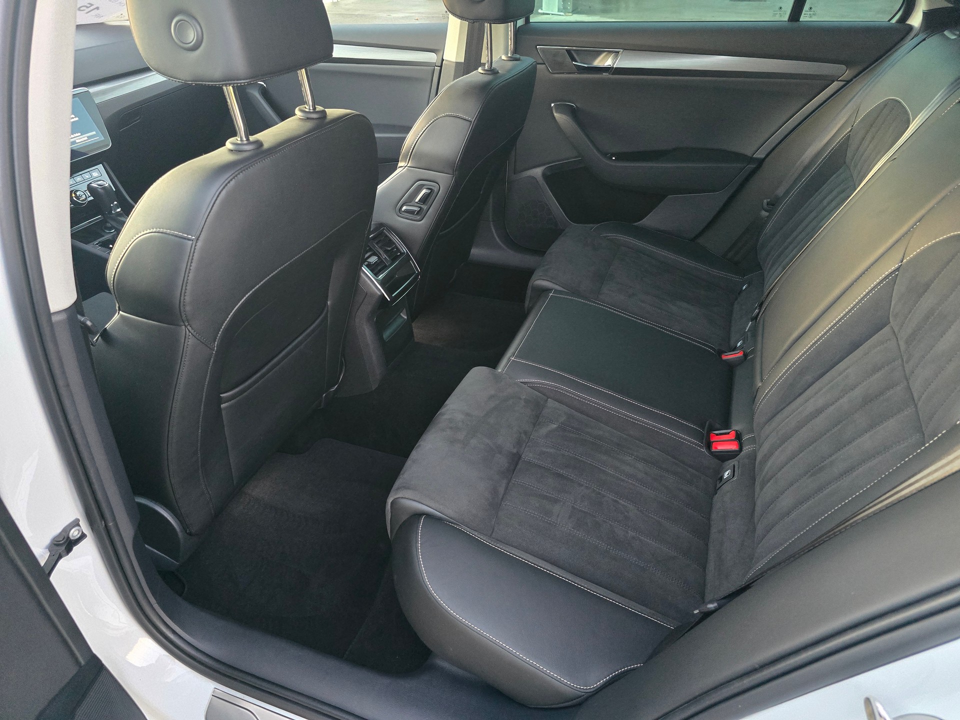 SKODA Superb Combi 2.0 TDi Style 4x4 DSG-image-6