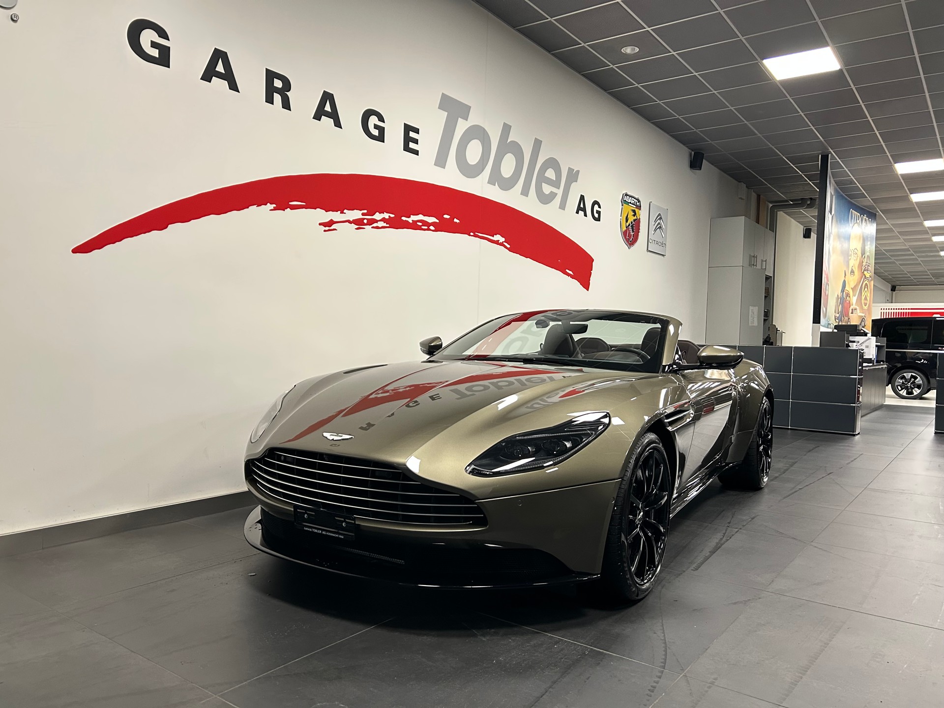 ASTON MARTIN DB11 V8 Volante Touchtronic 3-image-2