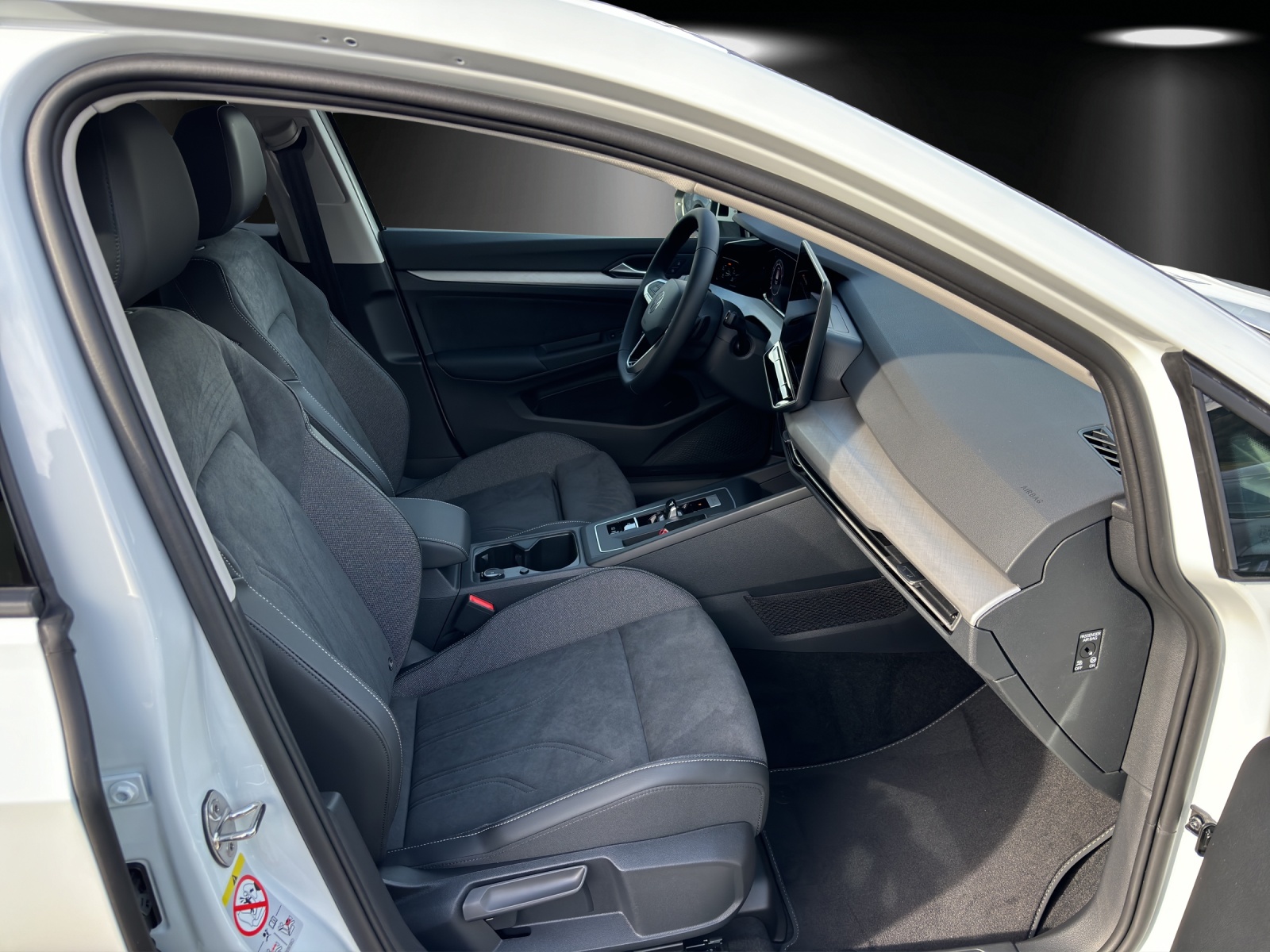 VW Golf 1.5 e TSI mHEV Life DSG-image-8