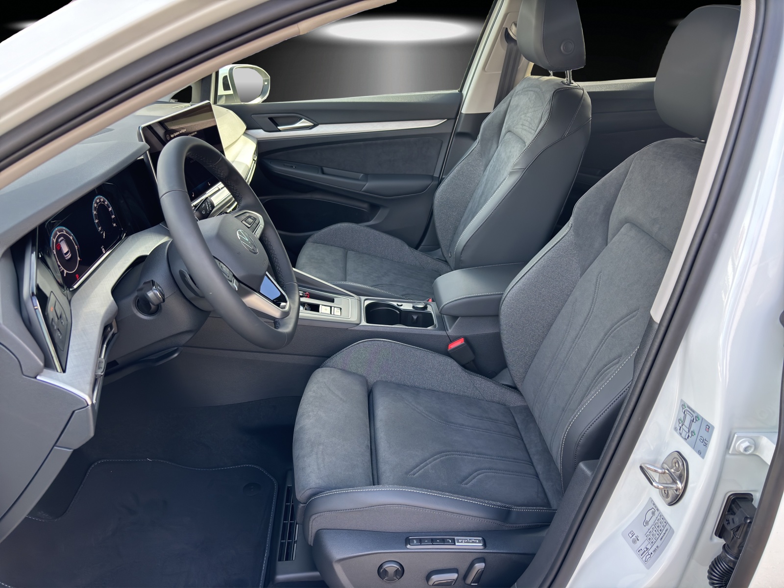 VW Golf 1.5 e TSI mHEV Life DSG-image-9