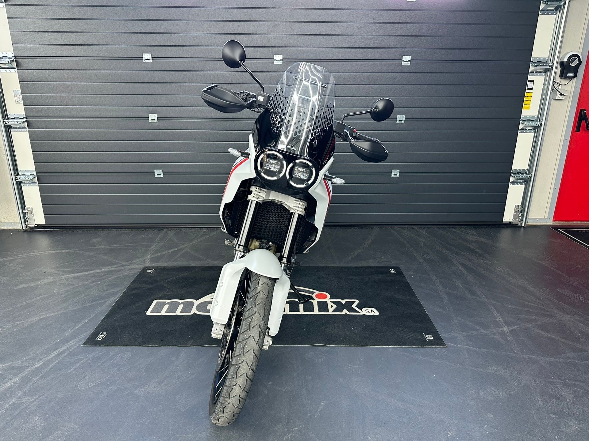 DUCATI 937 DESERT X-showroom-element-1