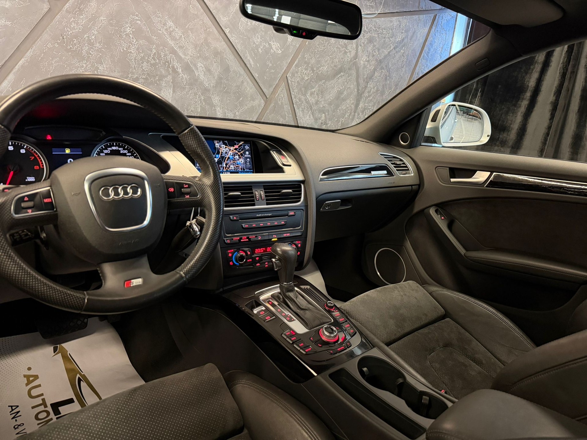 AUDI A4 Limousine 3.2 FSI quattro tiptronic-image-9
