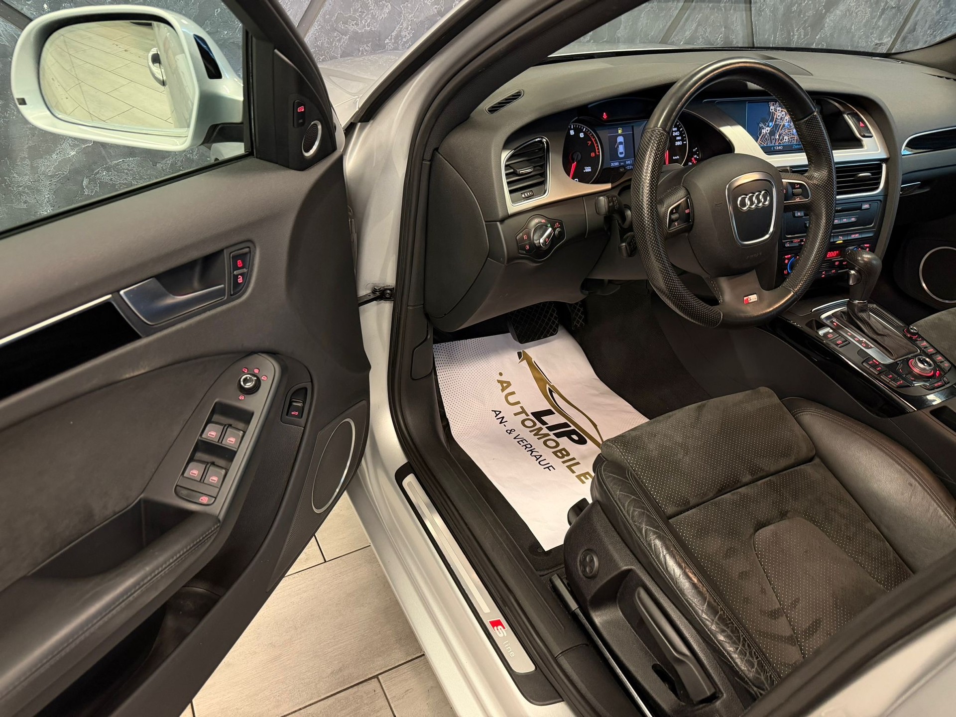 AUDI A4 Limousine 3.2 FSI quattro tiptronic-image-10