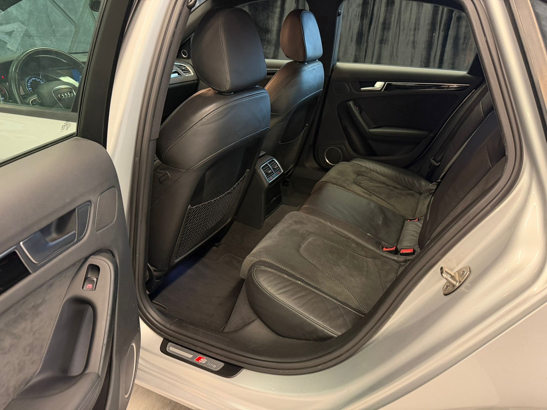 AUDI A4 Limousine 3.2 FSI quattro tiptronic-image-14