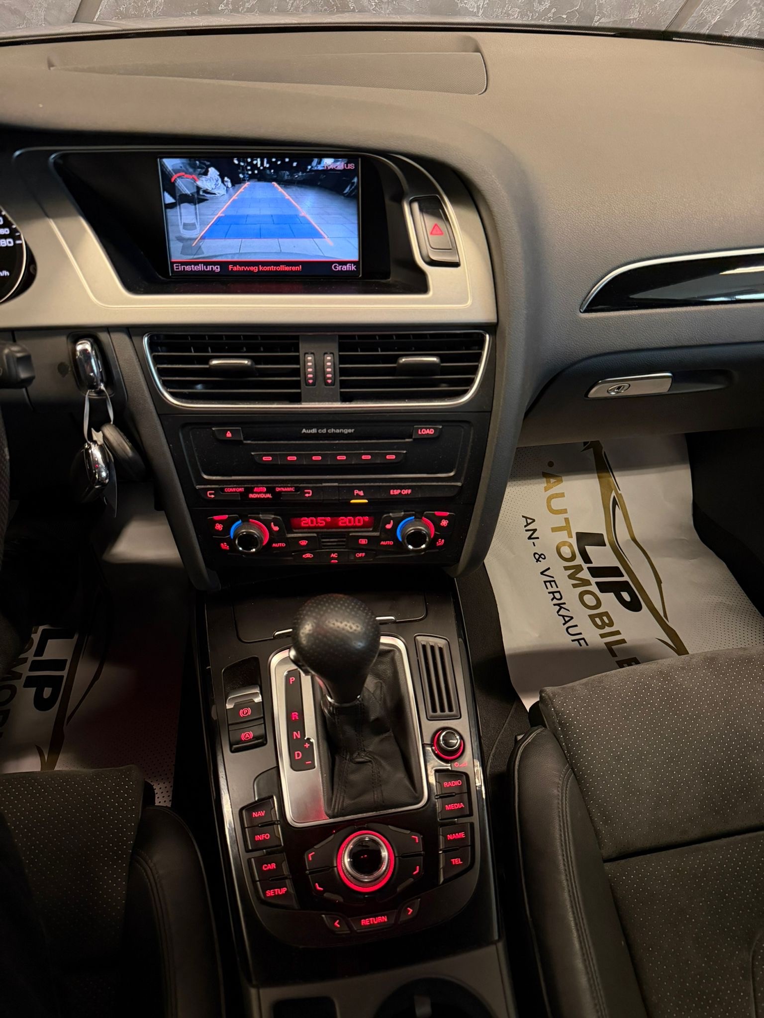 AUDI A4 Limousine 3.2 FSI quattro tiptronic-image-11
