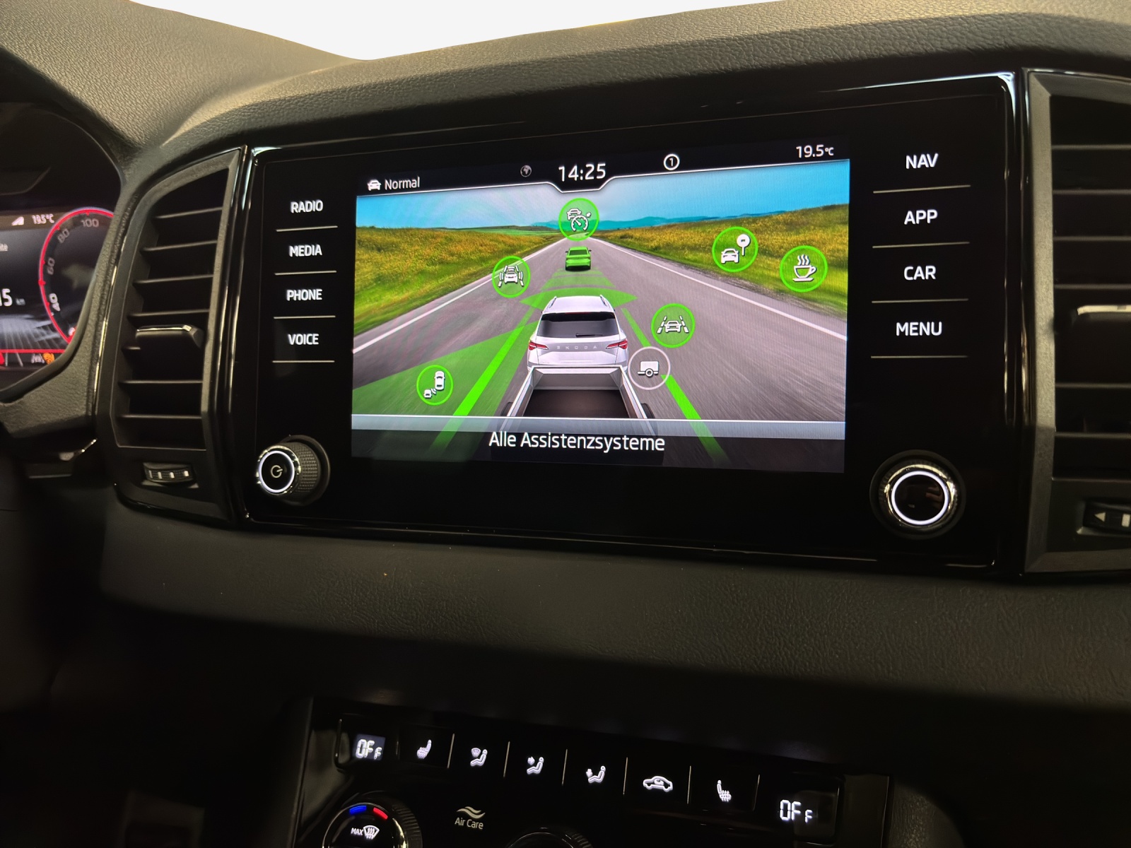 SKODA Karoq 2.0 TSI Dynamic Limited Edition 4x4 DSG-image-14