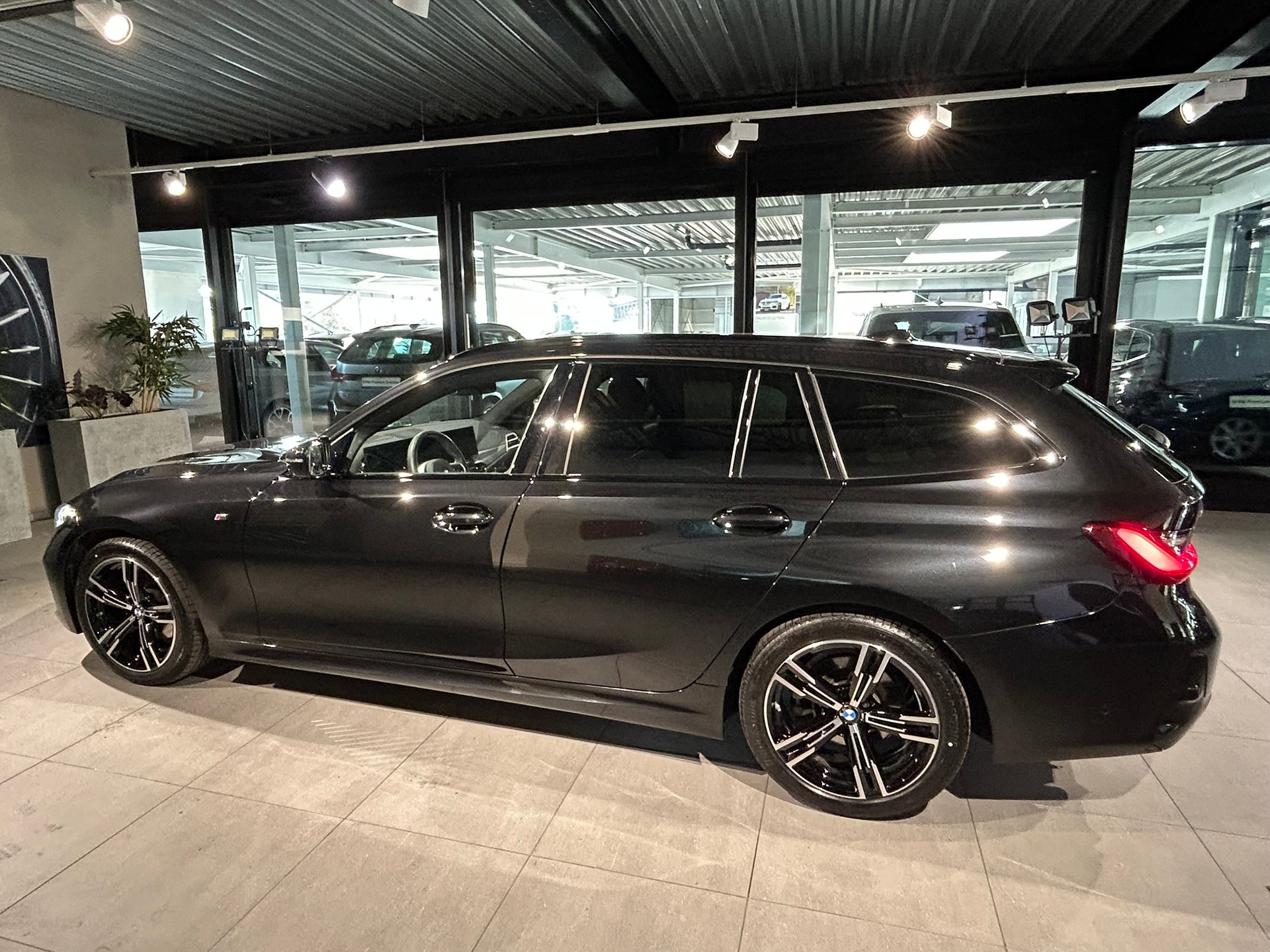 BMW 320d xDrive 48V Steptronic M Sport-image-6